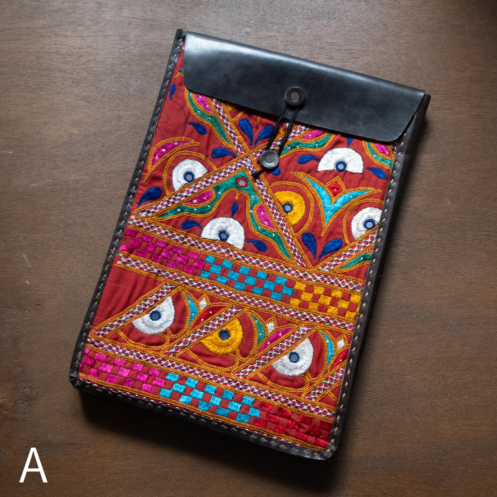 拉巴里刺繡｜駱駝皮革電腦包｜印度