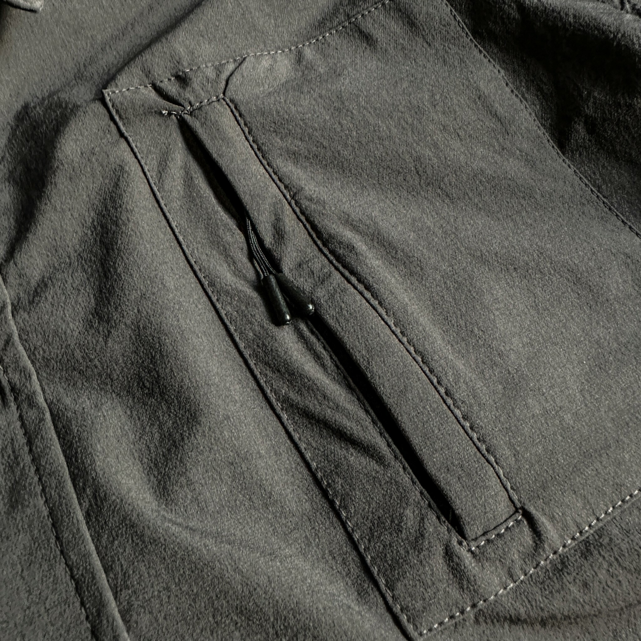 山系機能襯衫式外套黑色口袋細節照