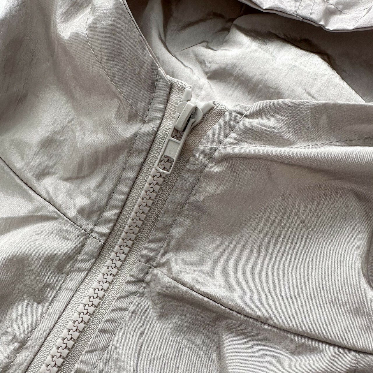 Y2K風格鬆緊拉繩防風外套石灰拉鍊細節照
