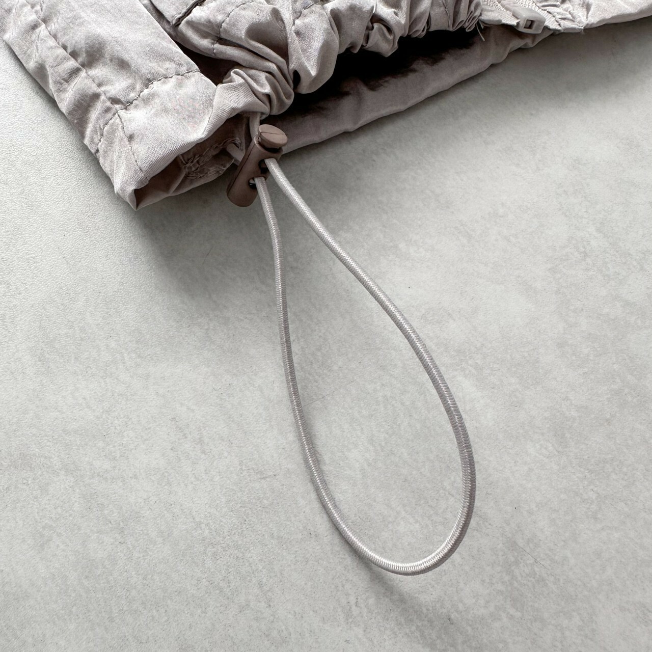 Y2K風格鬆緊拉繩防風外套石灰下擺抽繩細節照