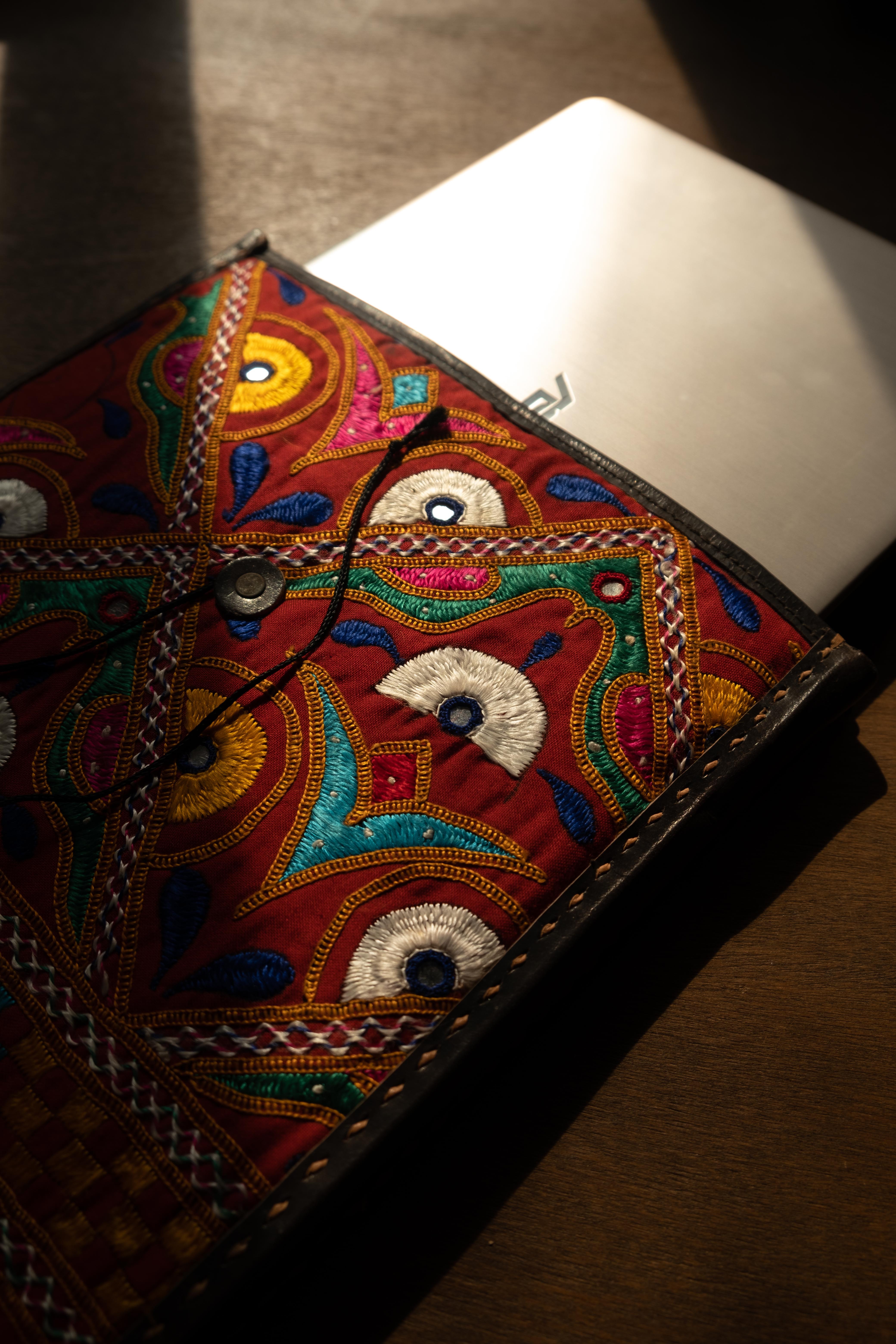 拉巴里刺繡｜駱駝皮革電腦包｜印度