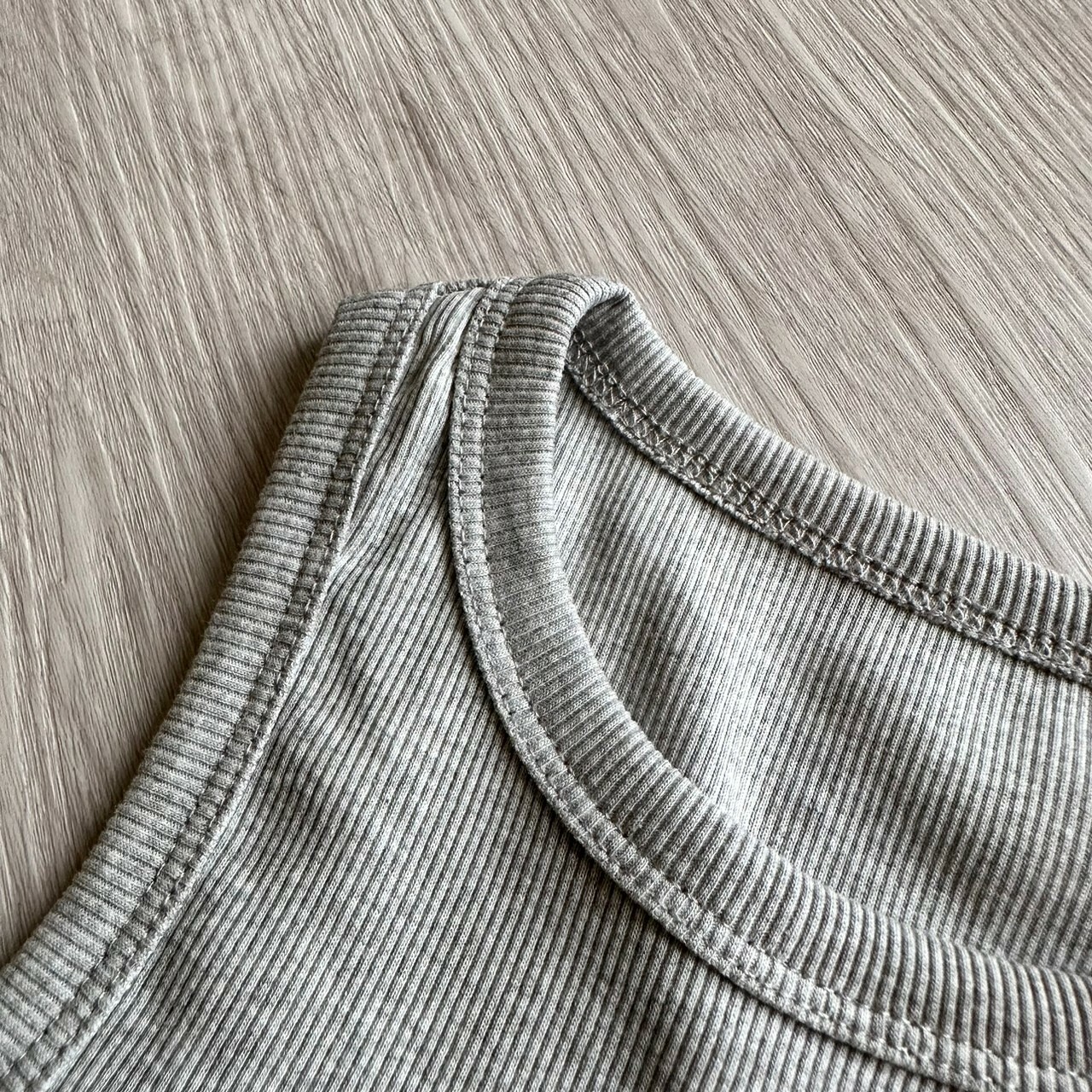 彈性短版螺紋削肩背心左側細節照