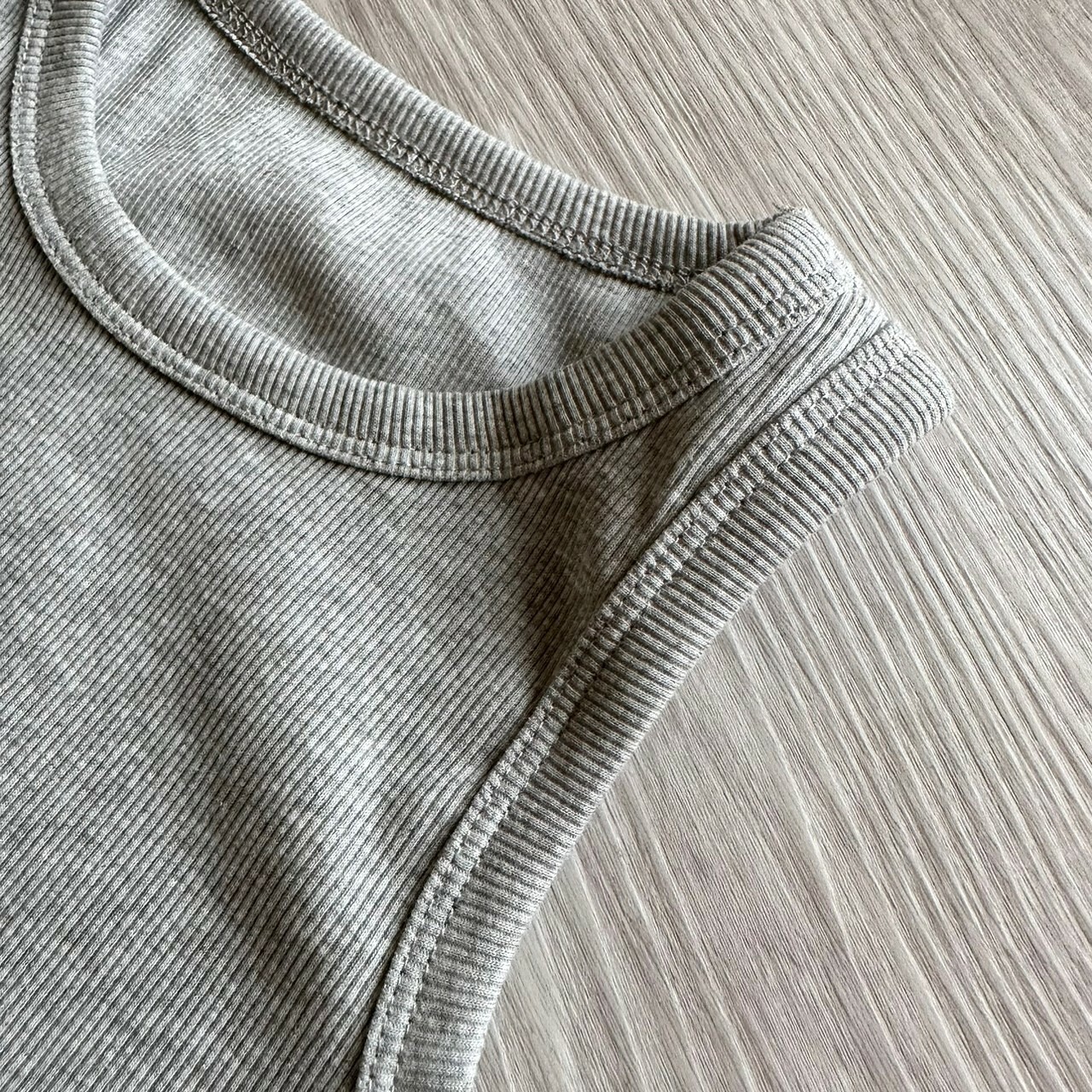 彈性短版螺紋削肩背心右側細節照