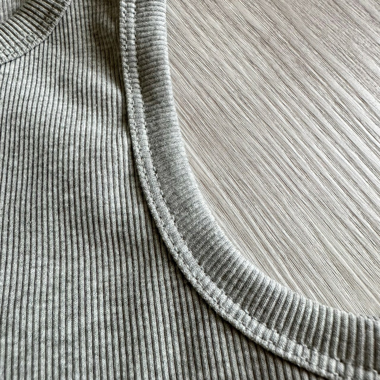 彈性短版螺紋削肩背心背後細節照