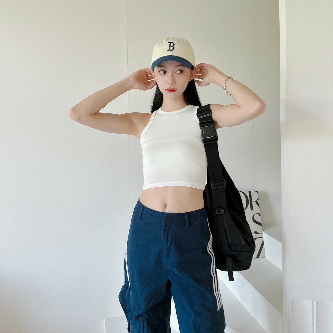 女模穿彈性短版螺紋削肩背心白色穿搭照