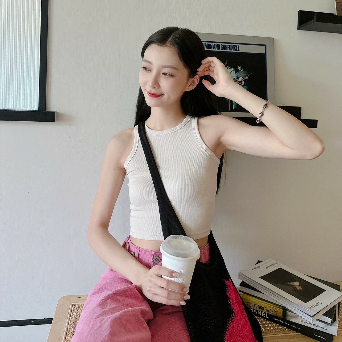 女模穿彈性短版螺紋削肩背心白色穿搭照