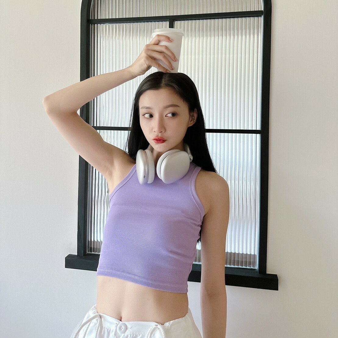 女模穿彈性短版螺紋削肩背心紫色穿搭照