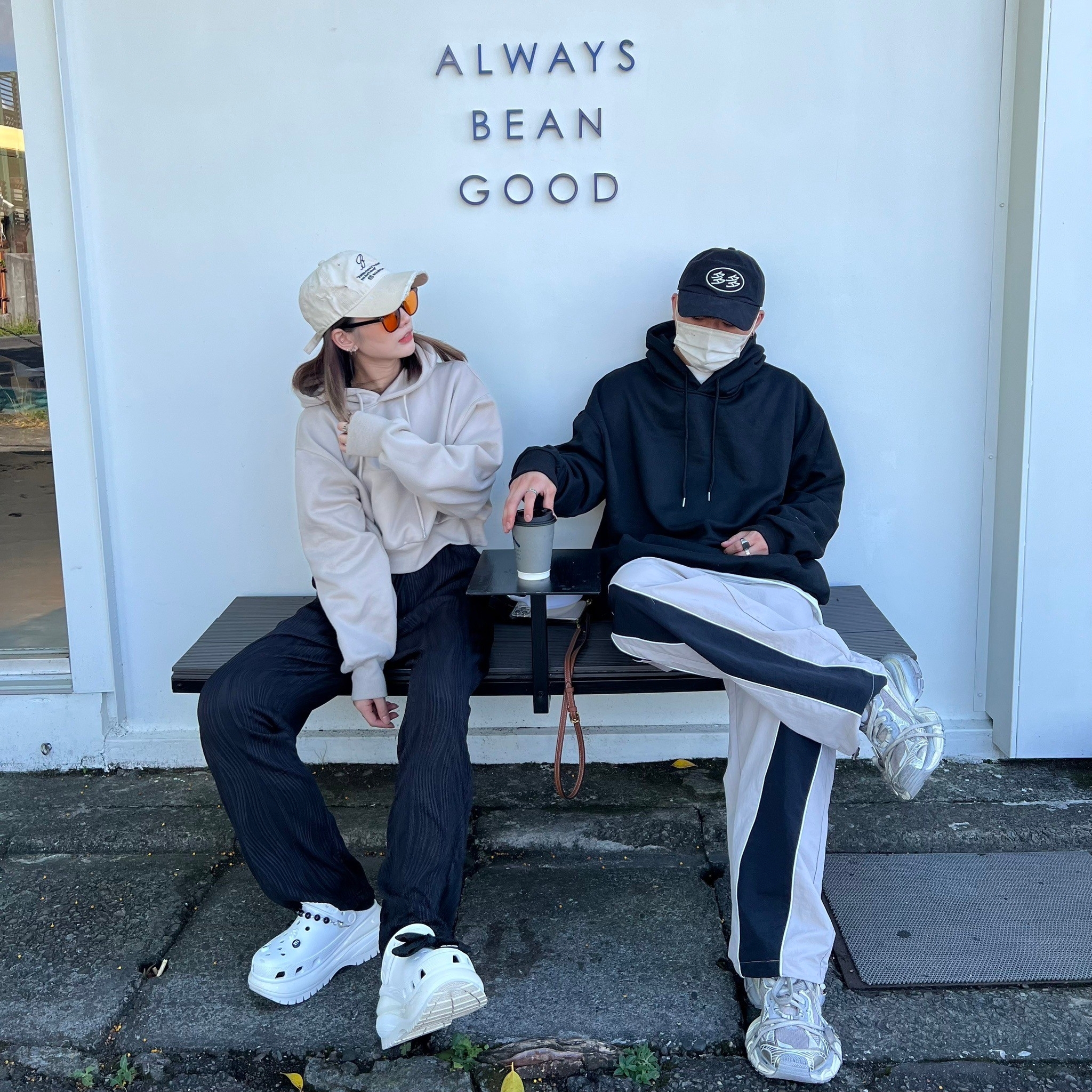 女模著韓版百搭素面短版刷毛帽T杏色穿搭照