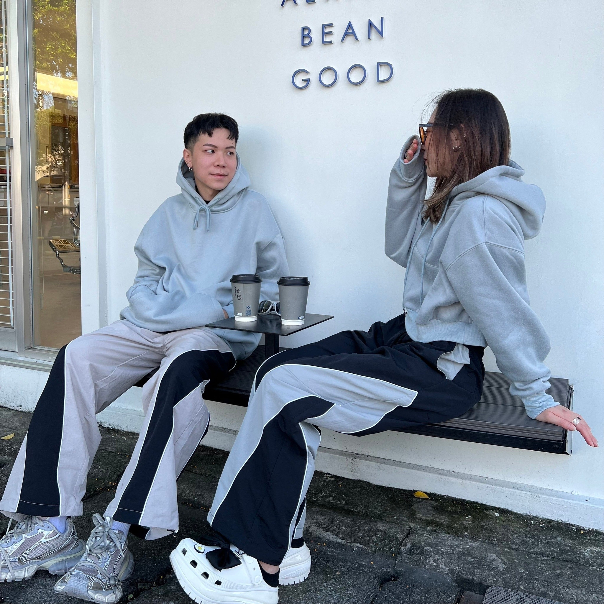 女模著韓版百搭素面短版刷毛帽T粉藍色穿搭照