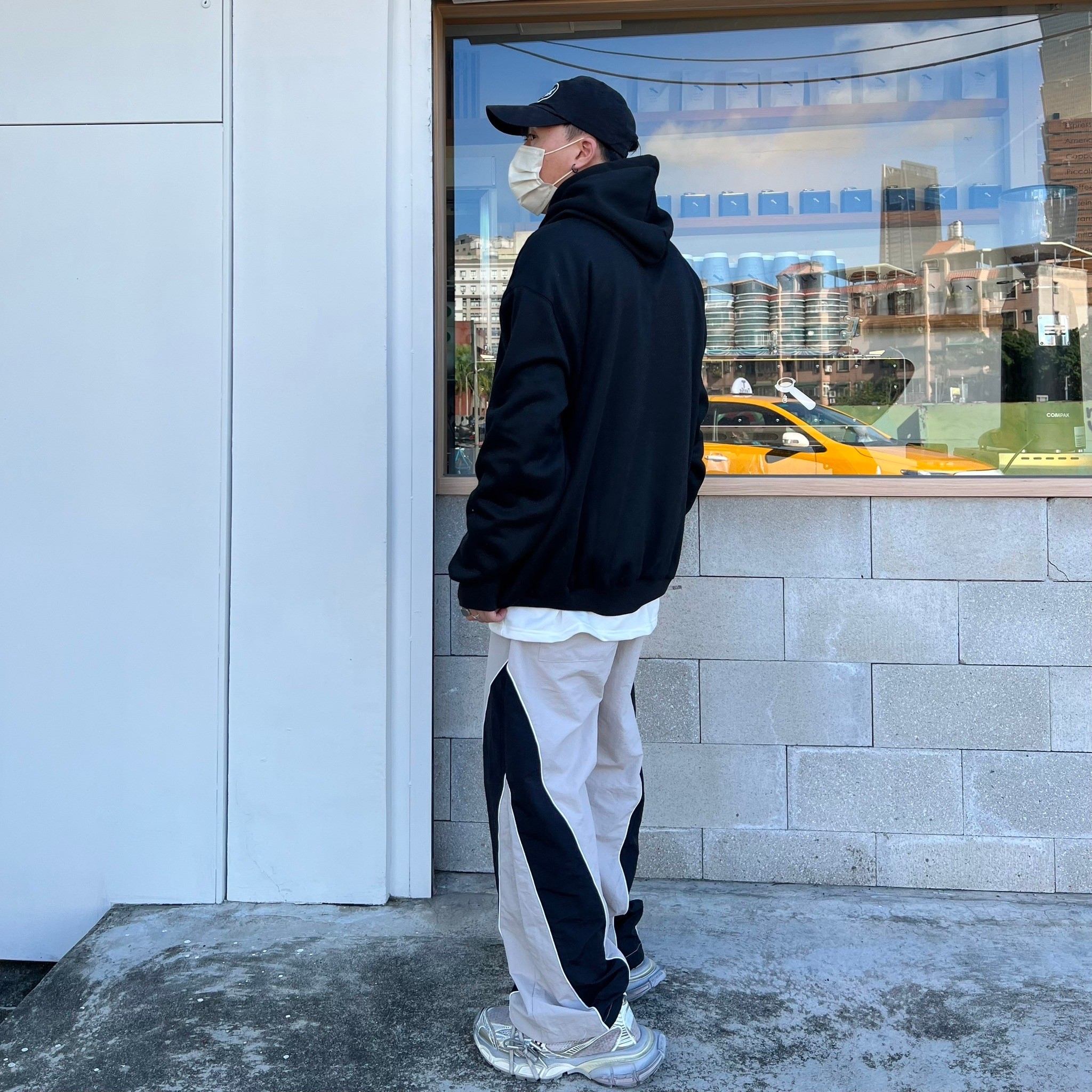 男模著韓版落肩百搭素面刷毛帽T黑色穿搭照