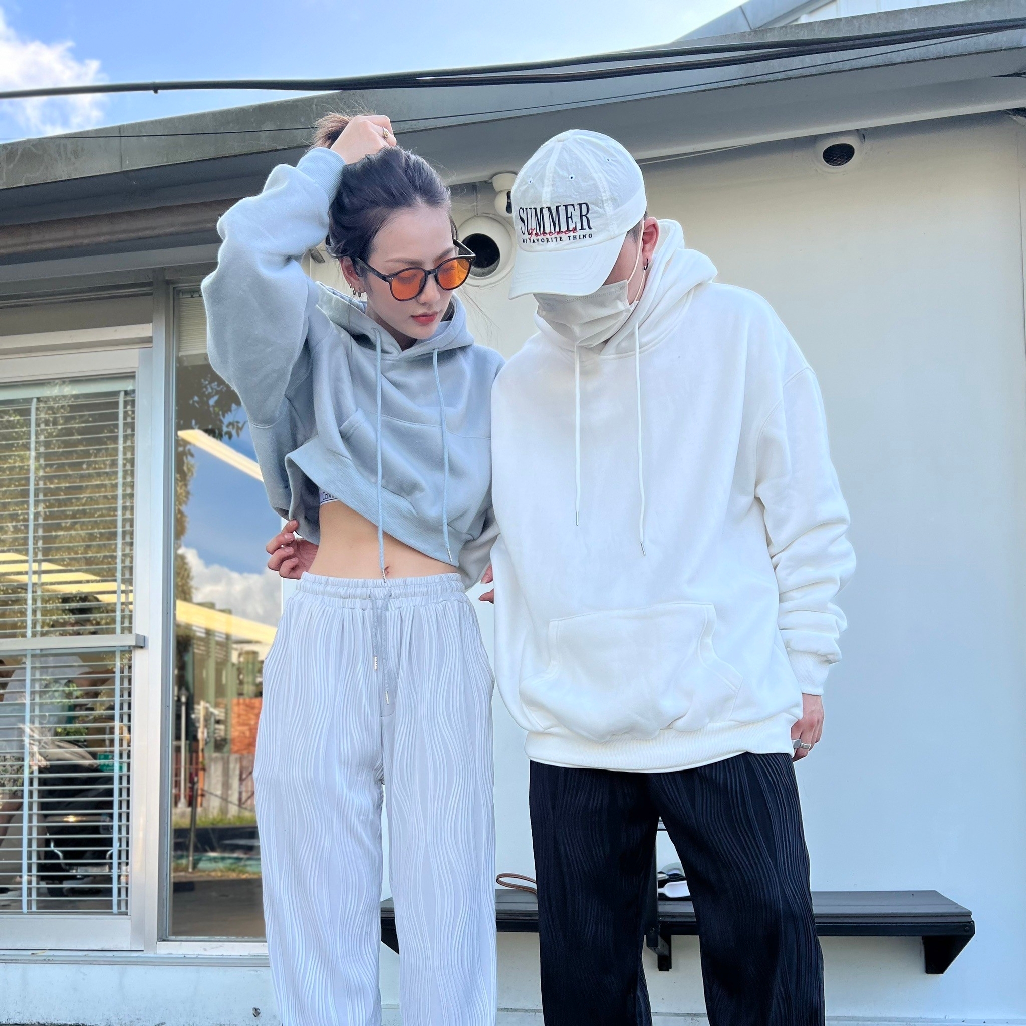 男模著韓版落肩百搭素面刷毛帽T白色穿搭照