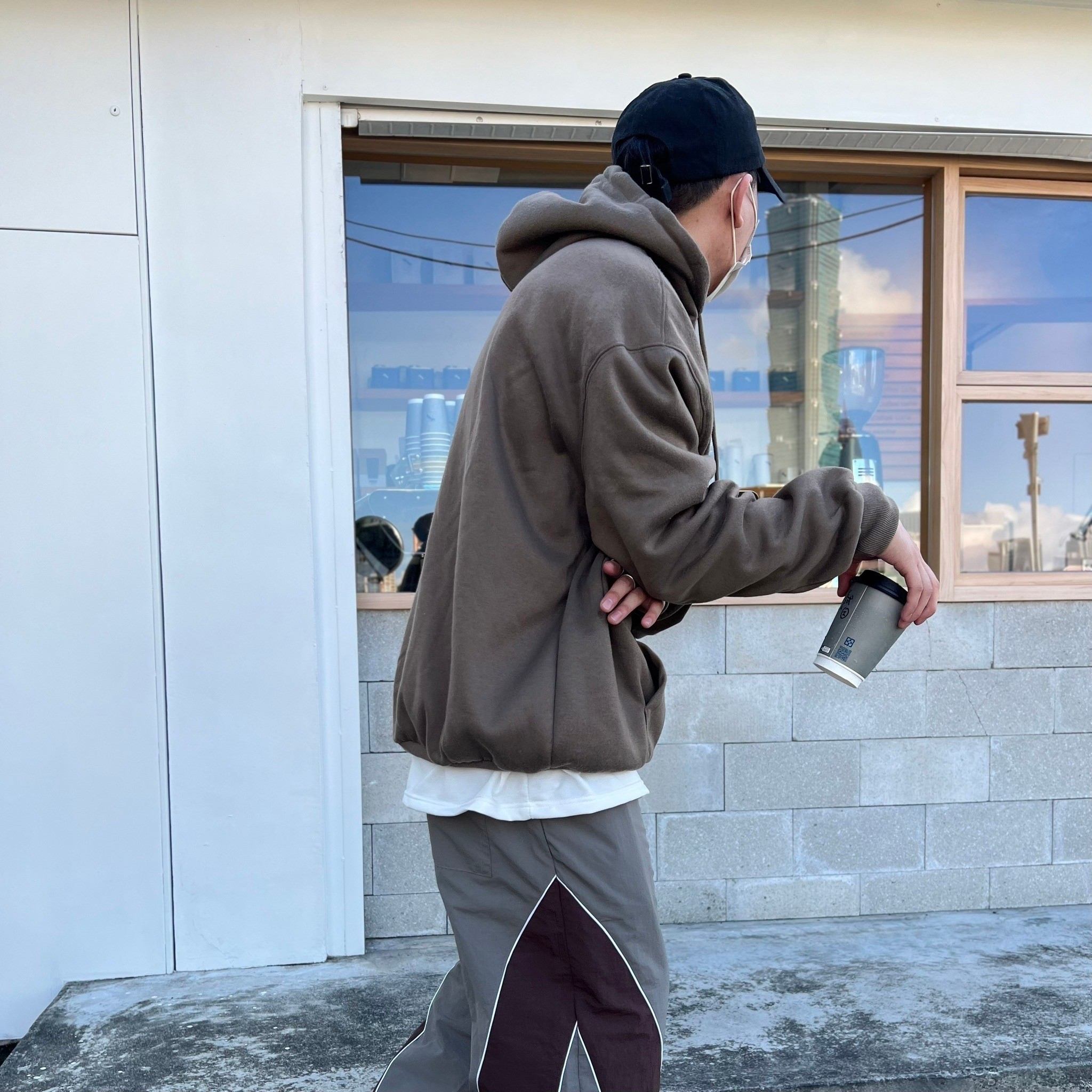 男模著韓版落肩百搭素面刷毛帽T灰綠色穿搭照