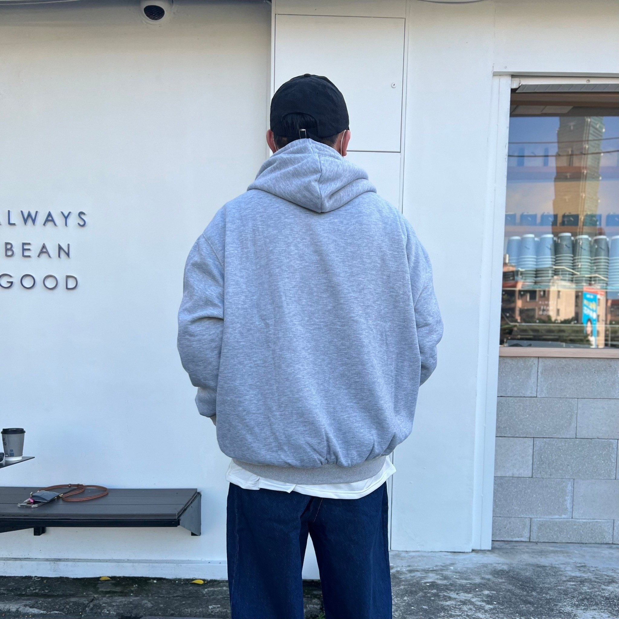 男模著韓版落肩百搭素面刷毛帽T麻灰色穿搭照