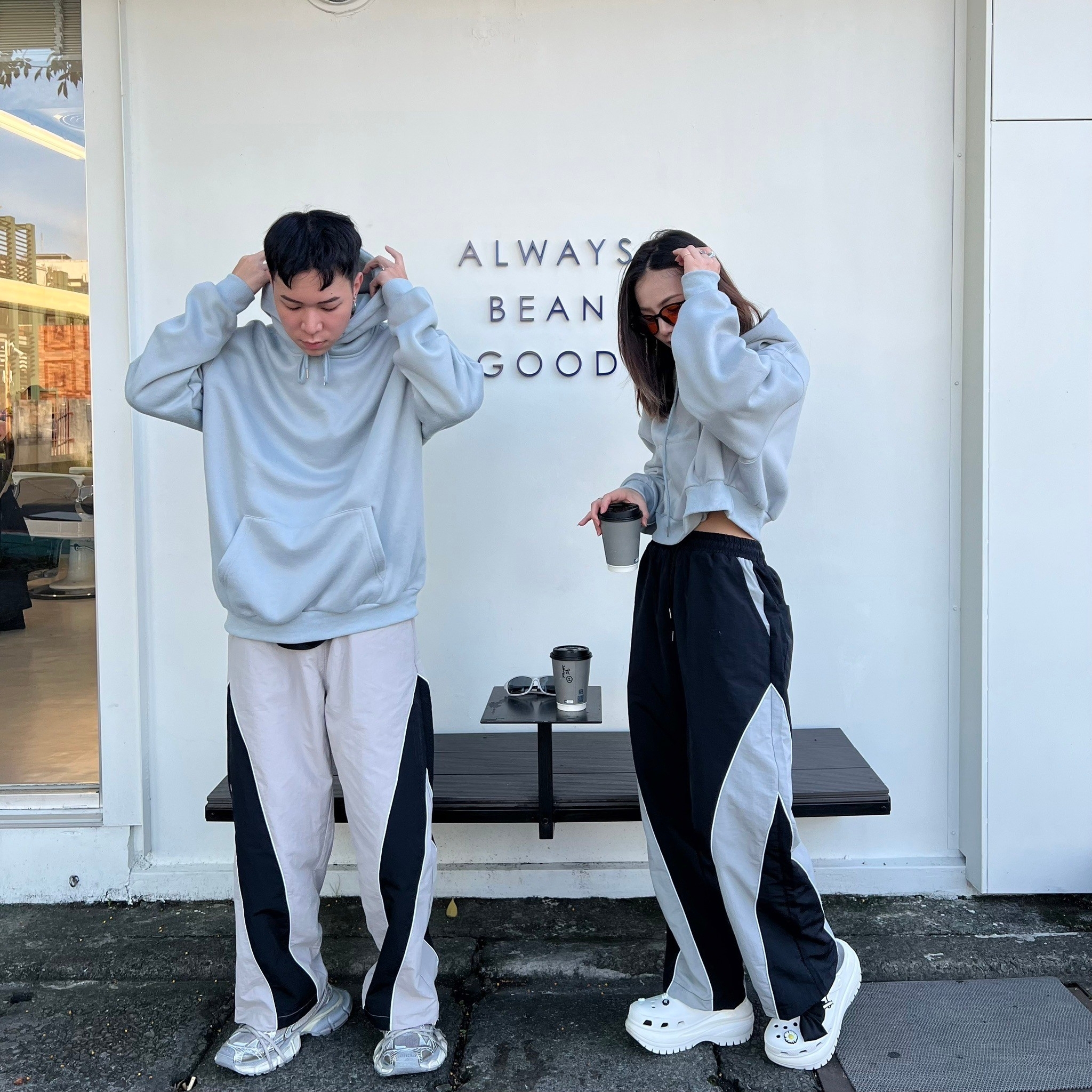 男模著韓版落肩百搭素面刷毛帽T粉藍色穿搭照