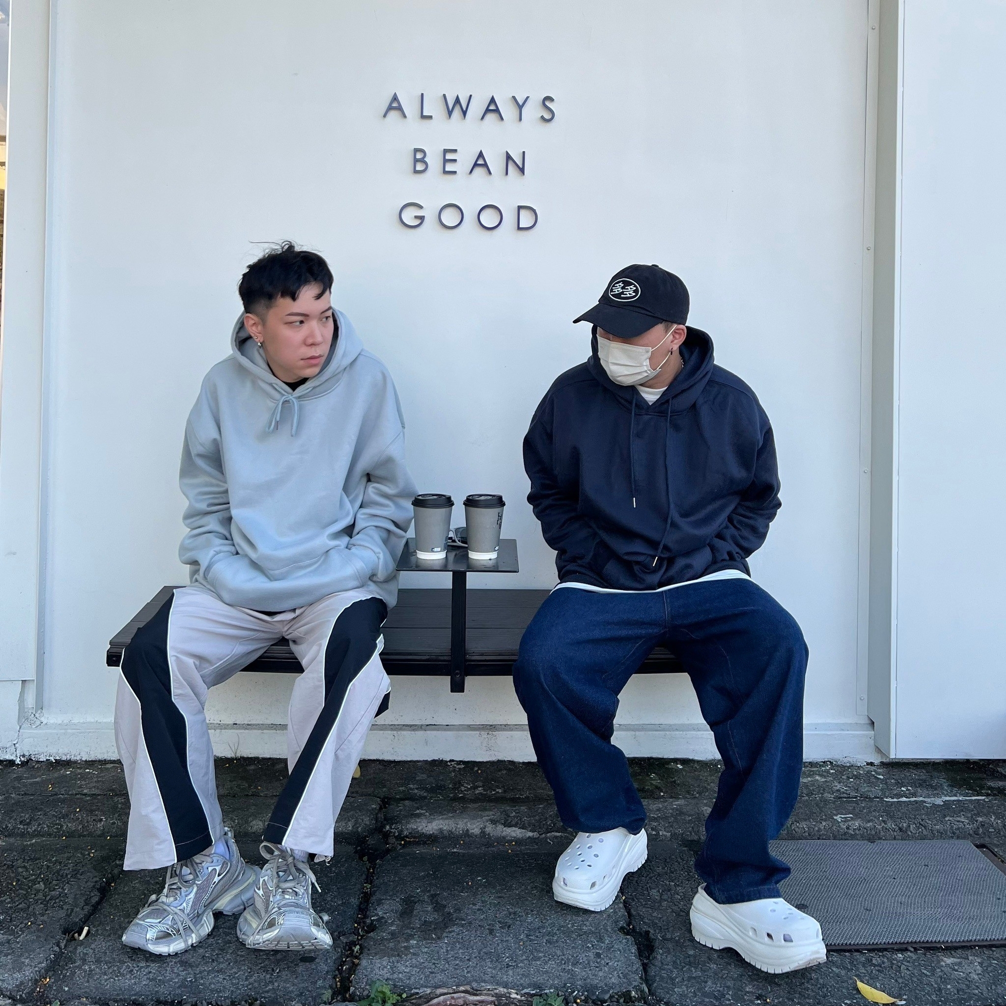 男模著韓版落肩百搭素面刷毛帽T冷灰、丈青色穿搭照