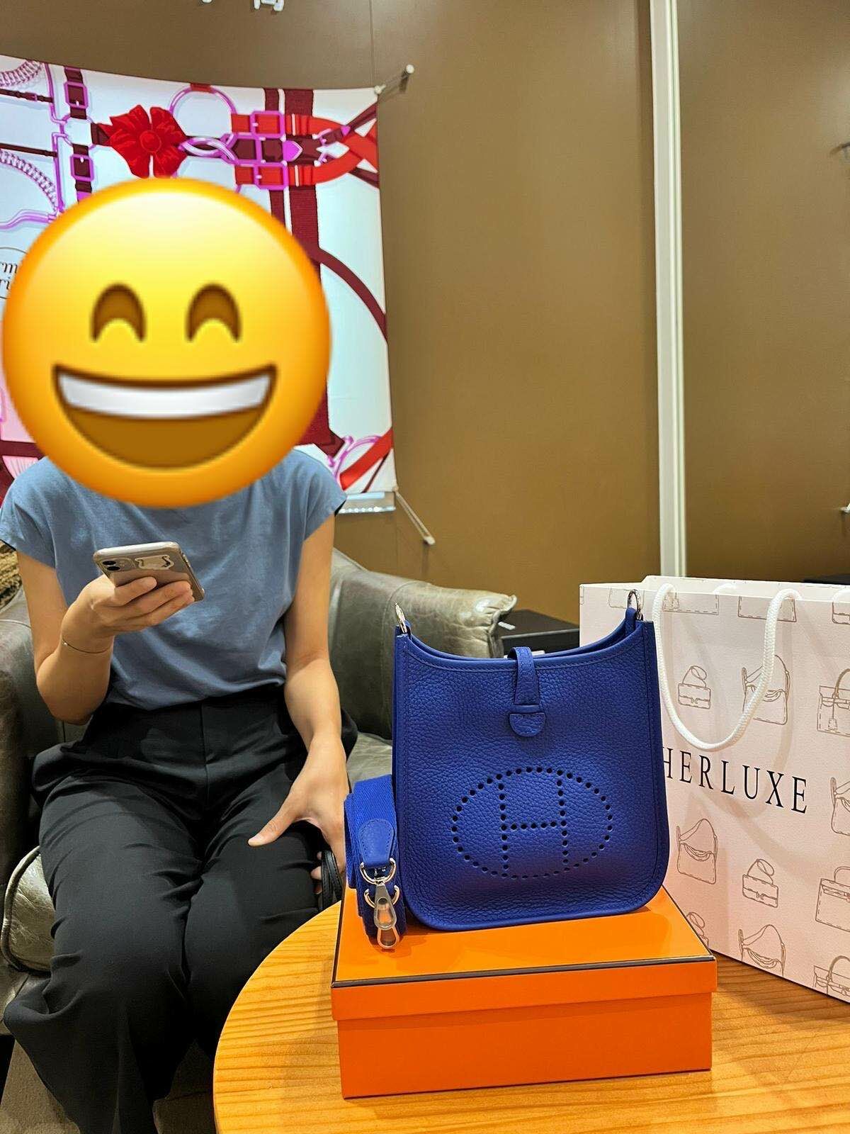 爽快靚靚walk in來shopping🎉 目標明確揀咗mini E皇室藍銀扣💙🔗  靚靚鐘意HERLUXE有門店同網站🎼 口碑好🏆 價錢靚🤩 係從小紅書認識我哋嘅❤️ 多謝你嘅支持與信任🫶💪