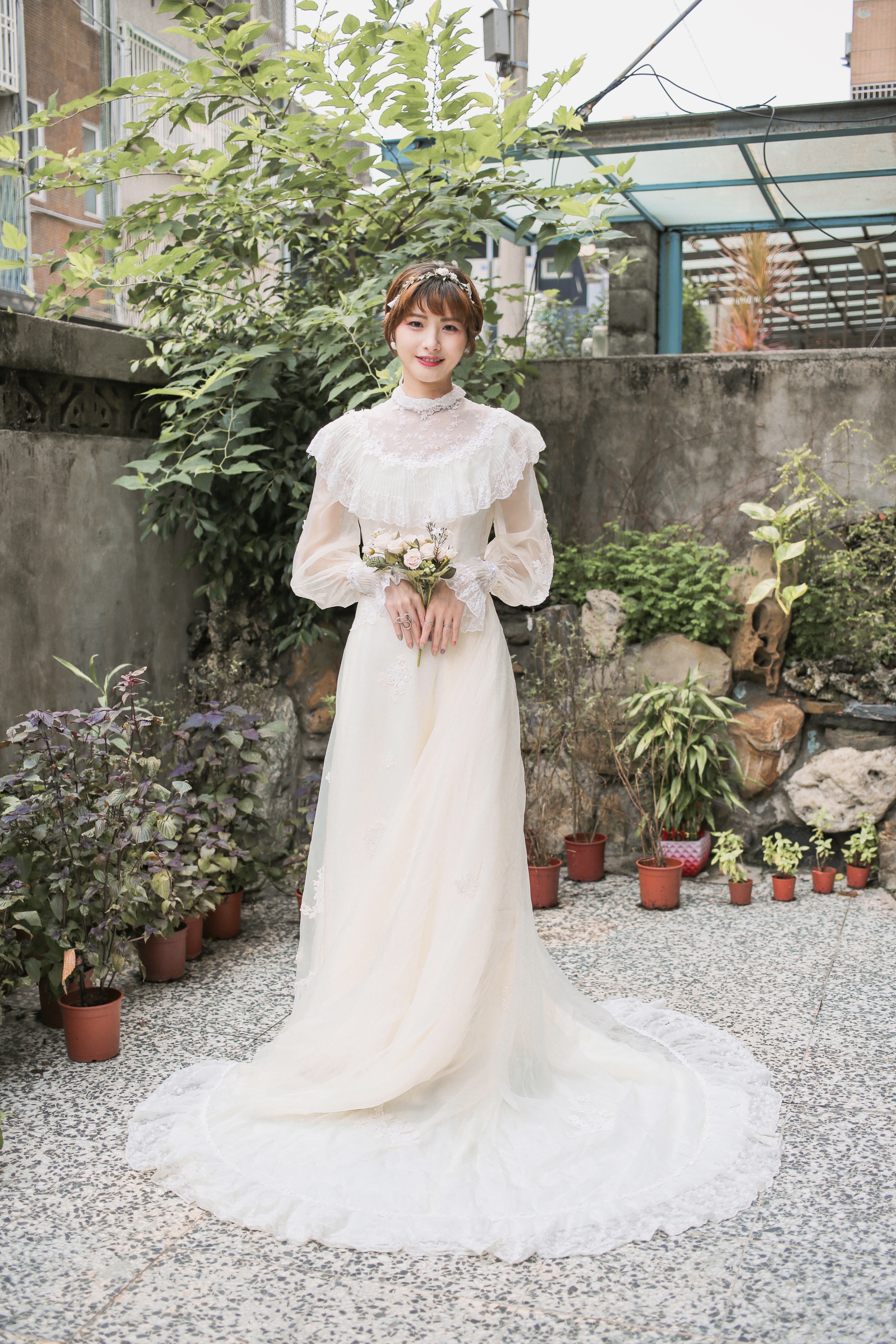 Vintage Wedding Dress / 古著風琴褶小斗篷蕾絲古董拖襬婚紗