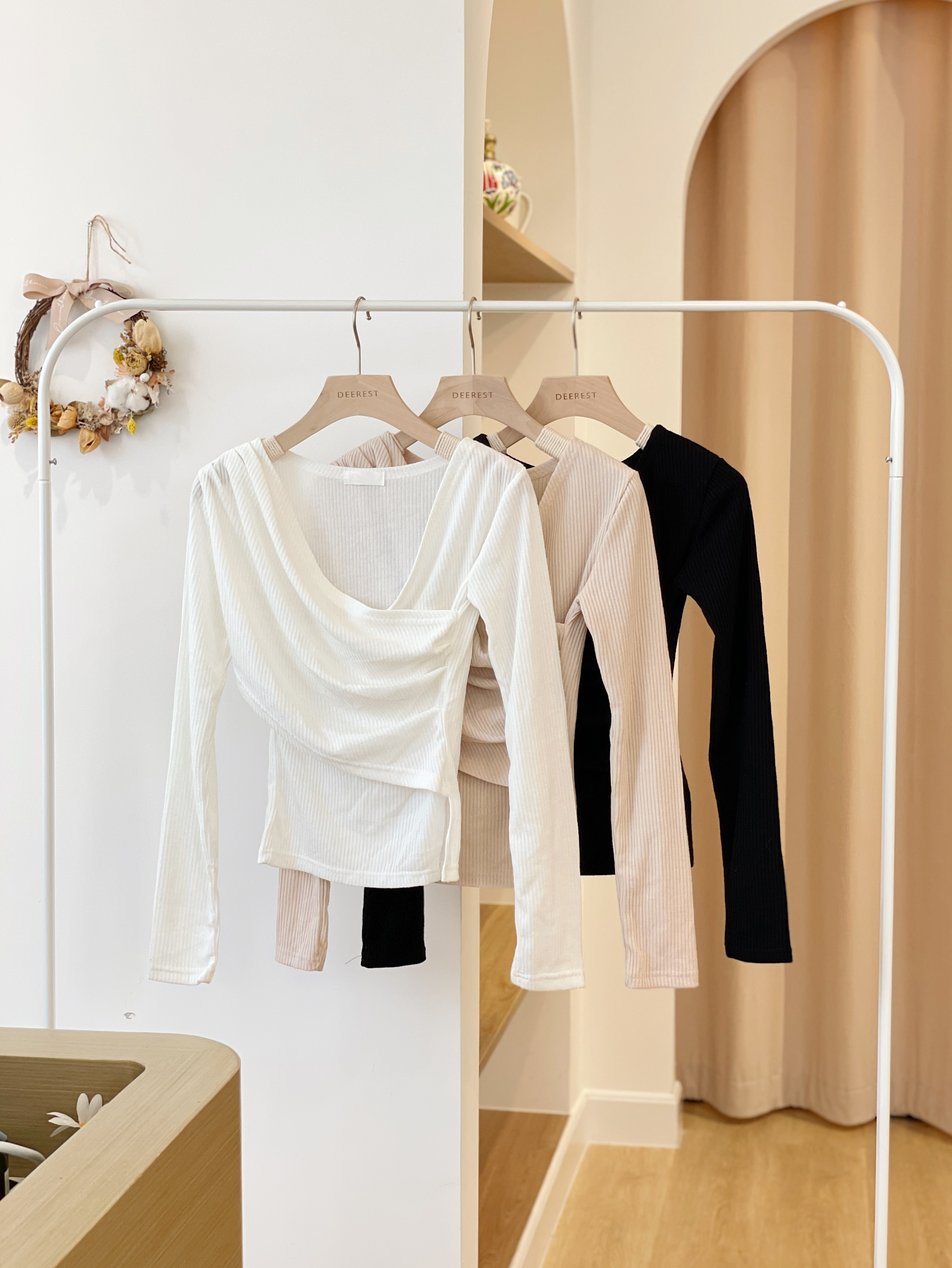 T822 V Pleats Basic Top