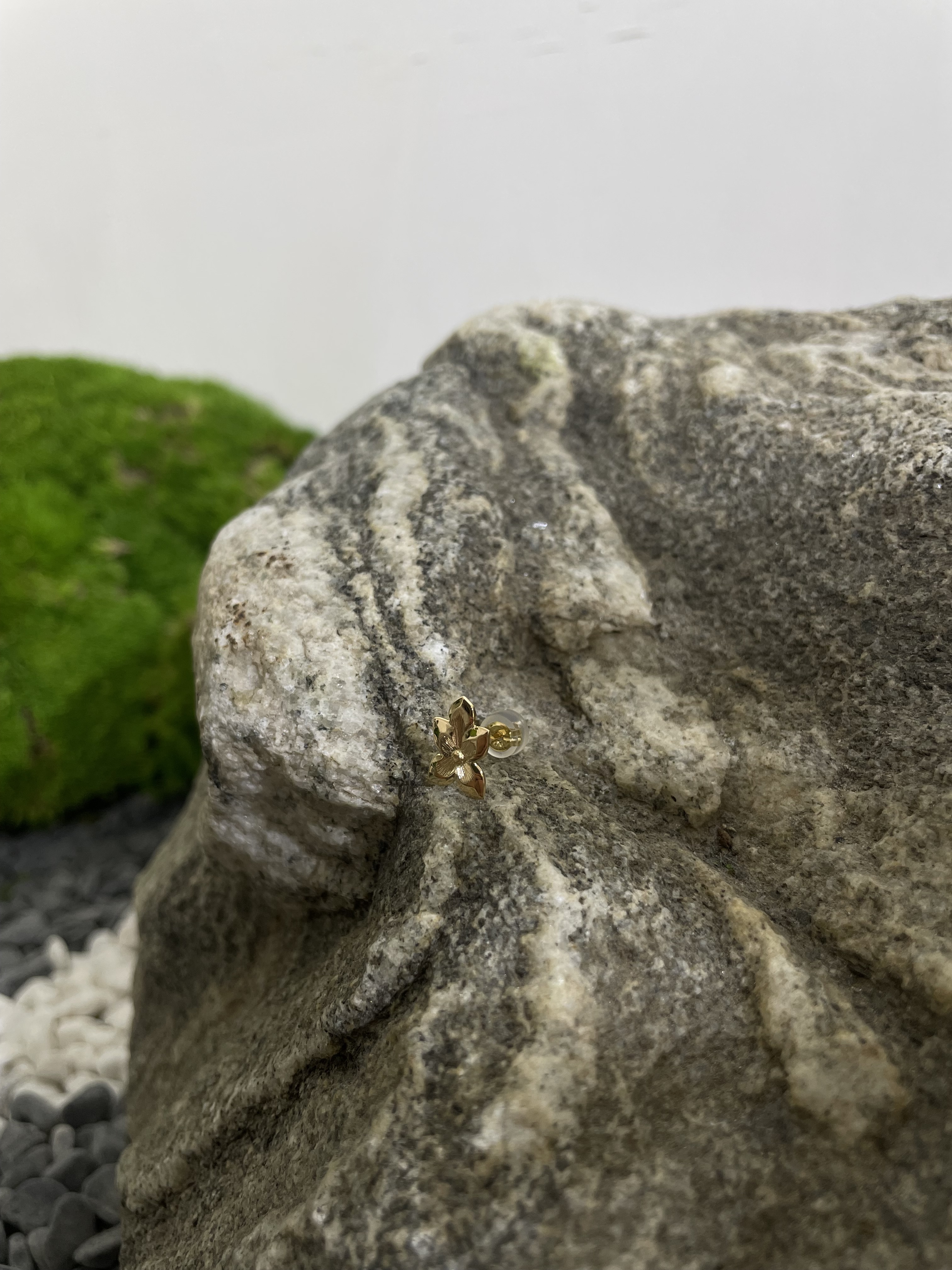 K18 Gold Motif Earring