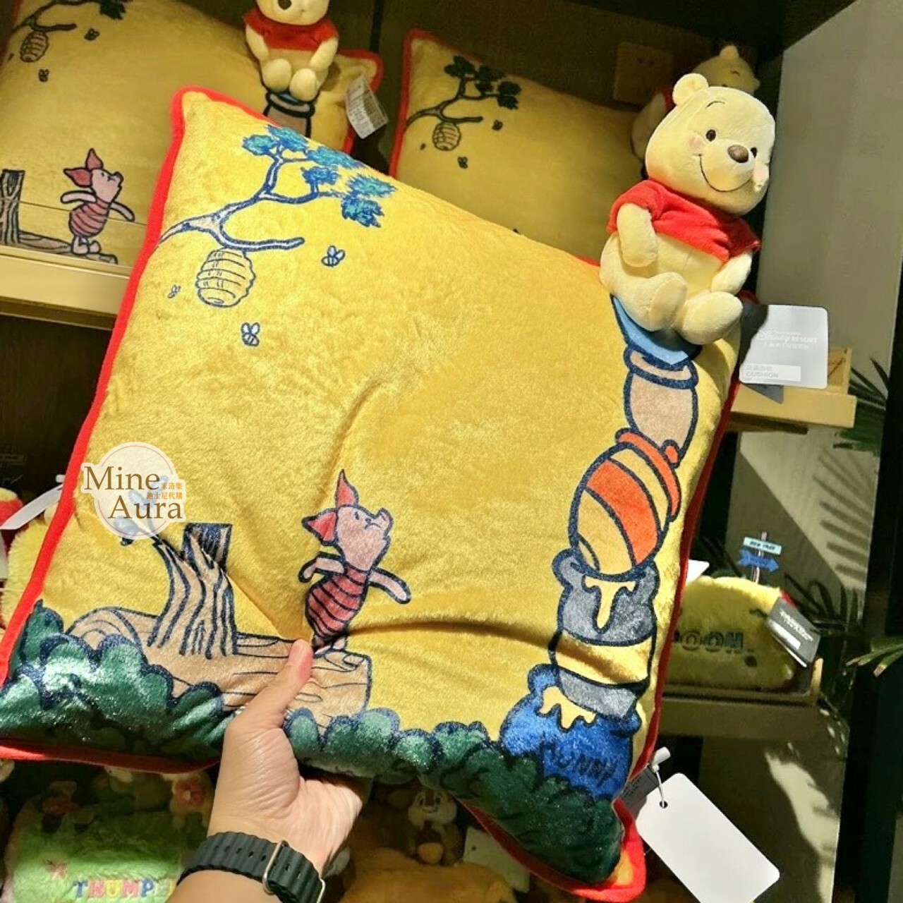小熊維尼 Winnie the Pooh 絨毛公仔 造型 抱枕 靠墊 枕頭 -上海迪士尼樂園