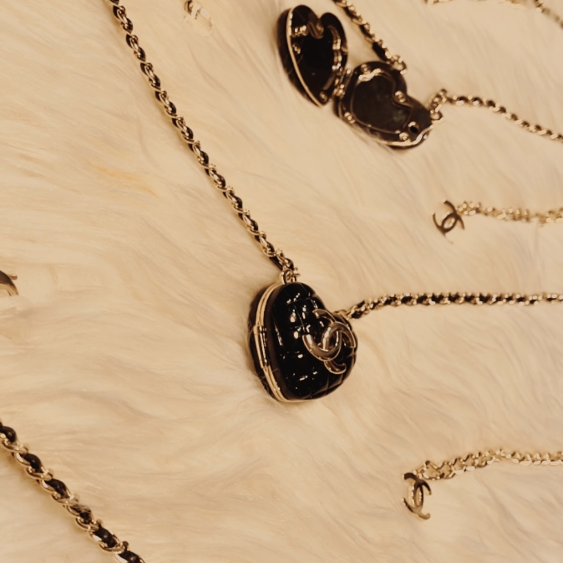 香奶奶黑菱格桃心雙c 鏡子包皮穿鍊翻玩項鍊