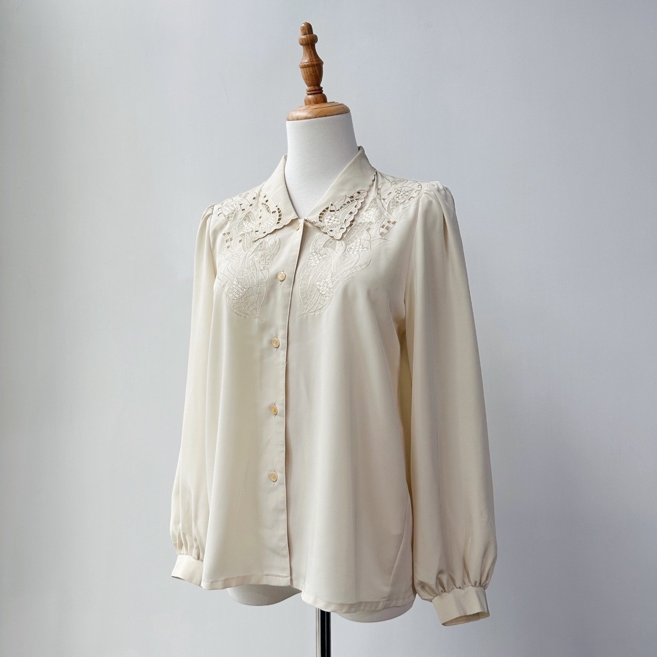 日本製淡粉黃刺繡縷空長袖上衣