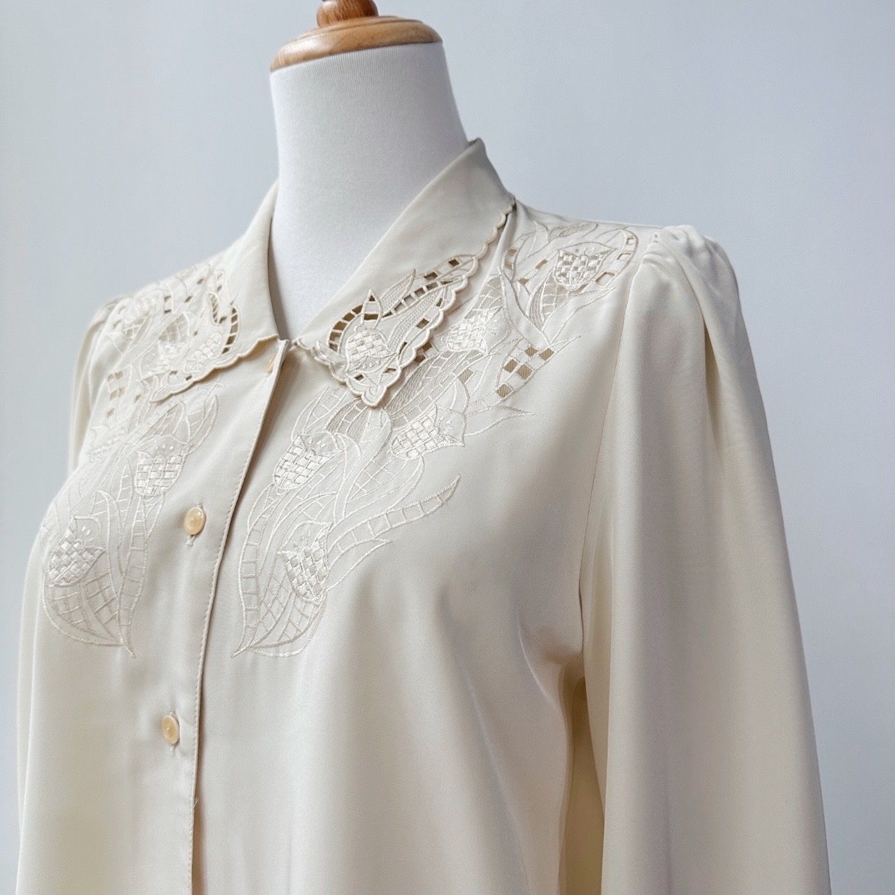 日本製淡粉黃刺繡縷空長袖上衣