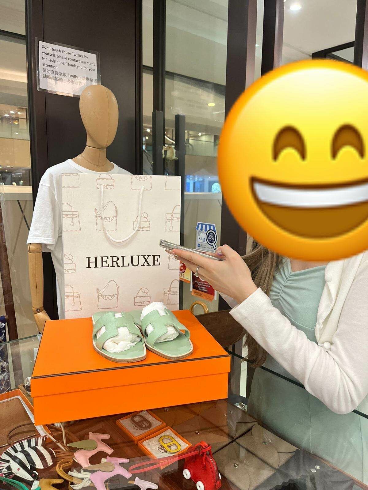 熟客靚靚來pick up oran拖鞋🎉 因為HERLUXE有門店 價錢相宜而選擇我哋🏆 多謝你嘅支持🫶