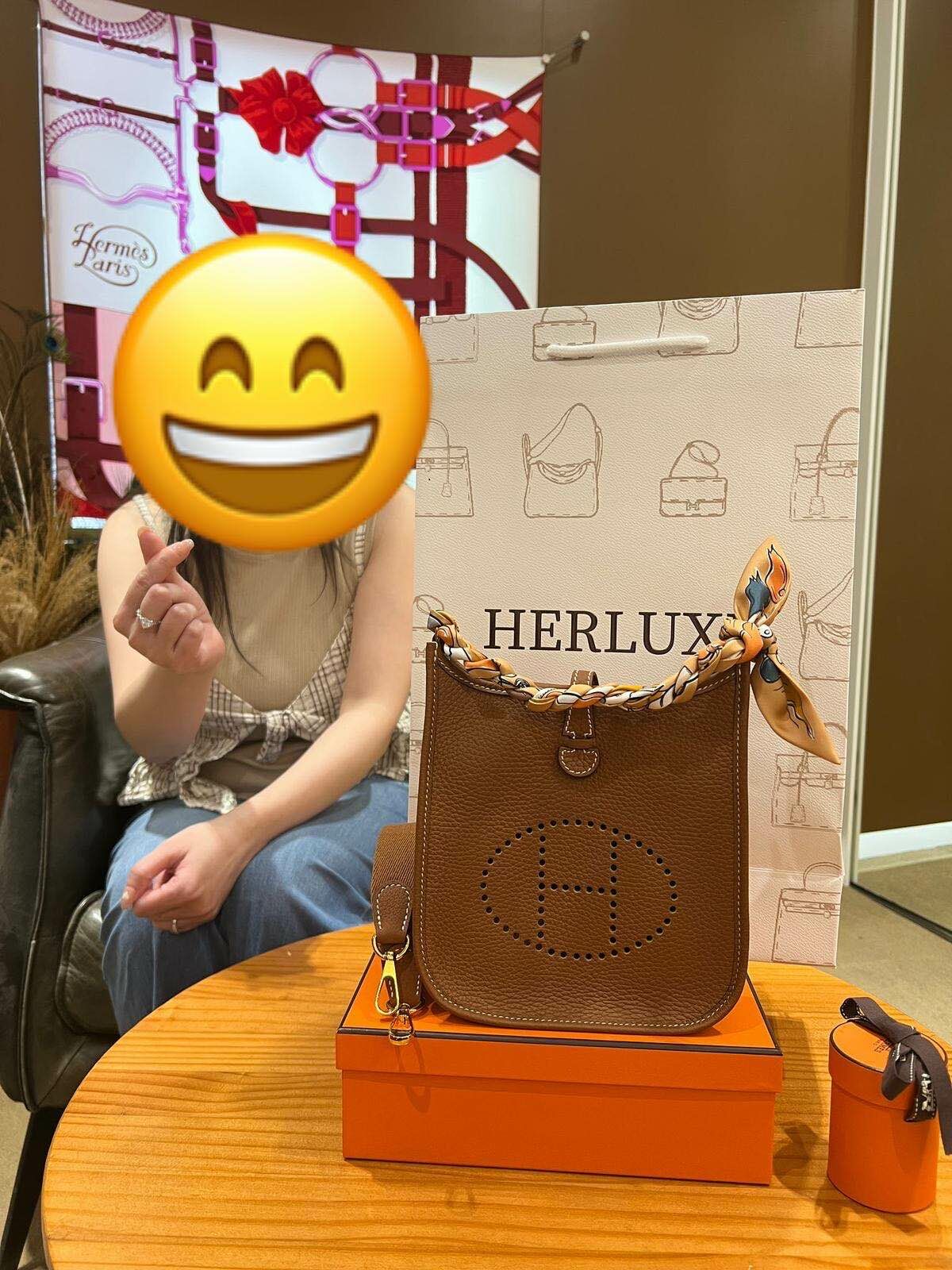 爽快靚靚walk in來買咗mini E金金🐫🔑 配埋Twilly🎀 靚靚因為HERLUXE口碑好🏆 有店鋪而選擇我哋💕 一直都有關注我哋新資訊📩 多謝你嘅支持與信任🫶