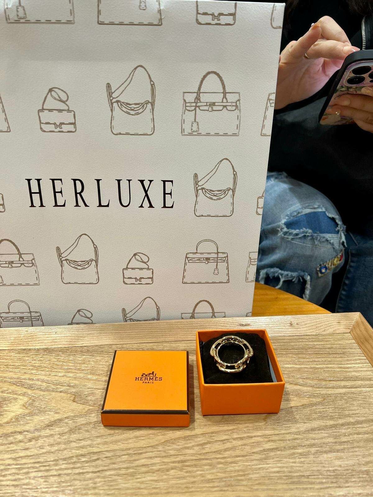 爽快靚靚walk in 來買咗 Scarf ring💫 係送俾朋友嘅禮物🎁 靚靚鐘意HERLUXE有現貨 服務好🏆 多謝你嘅支持🫶