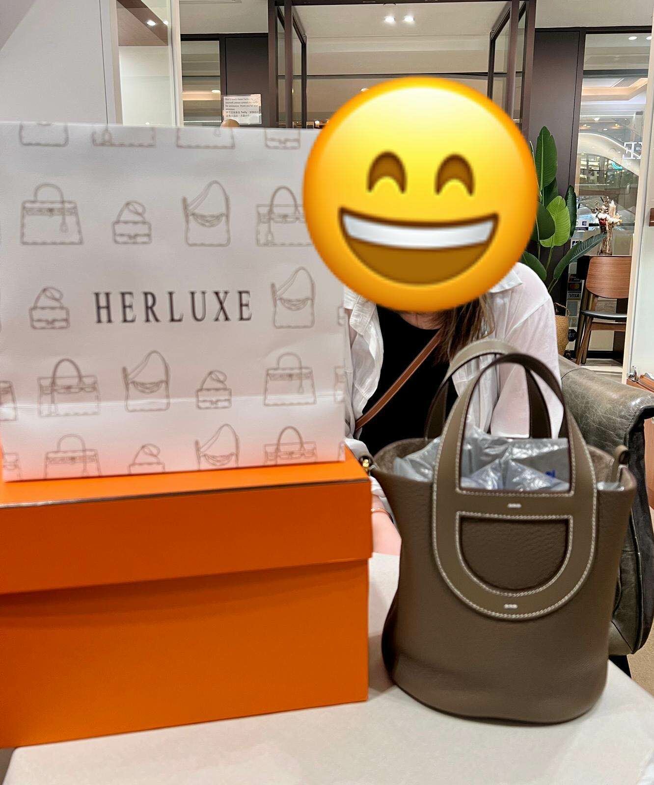 爽快靚靚在線上咨詢後到店來幫朋友買P18 in the loop大象金🐘🔑 靚靚係朋友介紹認識我哋😍 朋友非常鐘意呢隻🤗 在出面搵到好耐都無💢 見HERLUXE有現貨即刻爽快埋單抱走💸 多謝你哋嘅支持與信任🫶💪