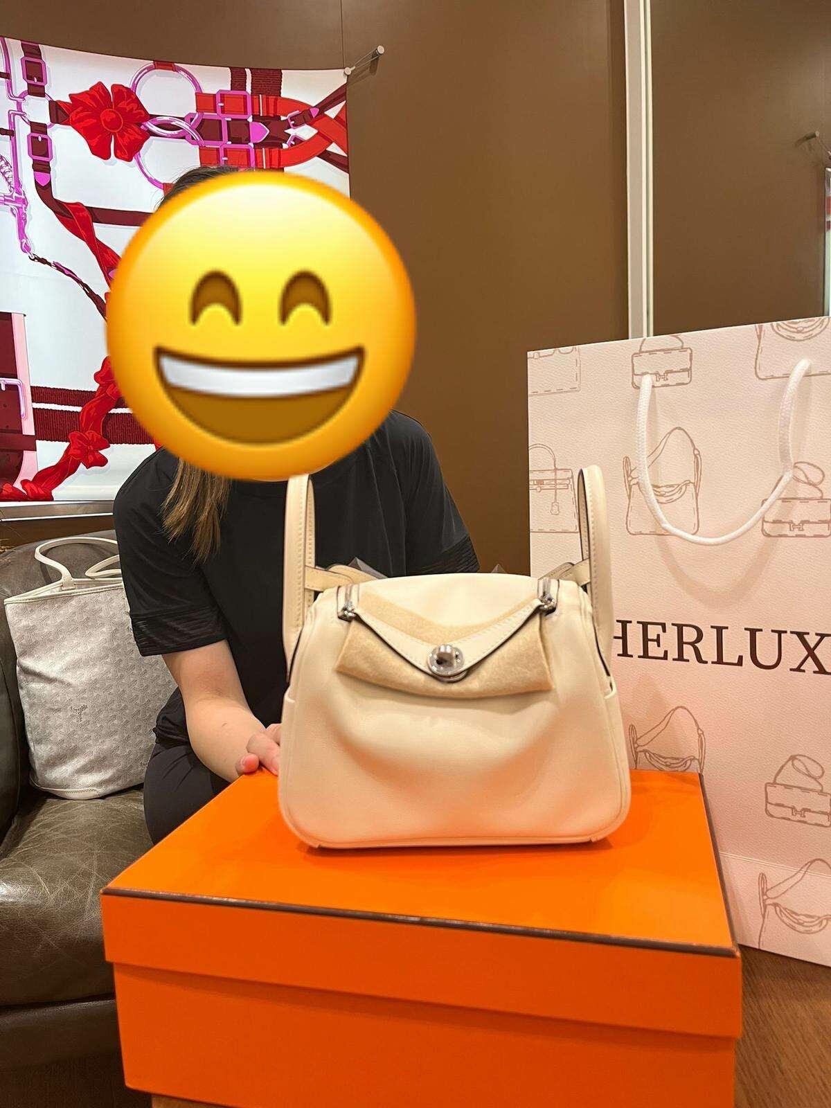 馬迷靚靚來pick up Lindy mini奶油白🎉 靚靚大讚HERLUXE有門店 價格好👍🏻 同埋網站上的Celebrities令人可以放心購買🏆 靚靚一直都有關注我哋嘅新資訊📩 今次見到呢隻好難買嘅袋即刻落單抱走🤩 仲對Kelly ado很有興趣❤️ 多謝你嘅支持與信任🫶💪