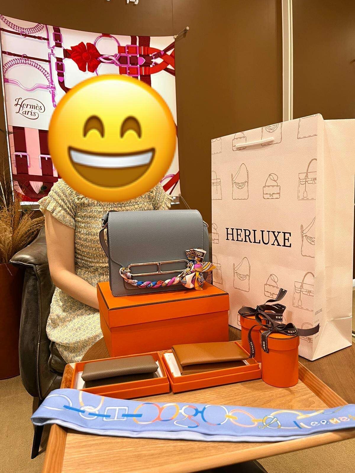 爽快靚靚同朋友來pick up 直播落單嘅Roulis mini亞麻藍🎉 配埋Twilly🎀 靚靚大讚直播價好抵買👍🏻 非常enjoy整個購物過程💕 係朋友介紹認識HERLUXE🤗 一直有關注我哋最新資訊📩 多謝你哋嘅支持與信任🫶💪