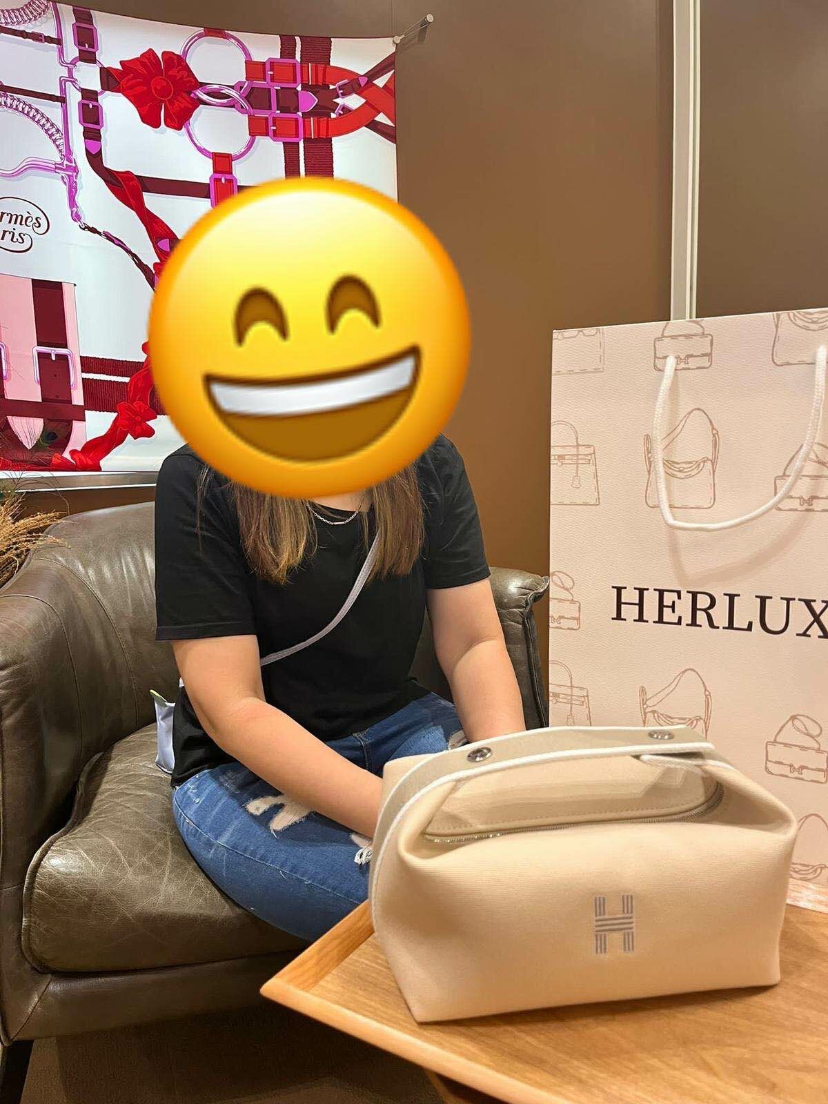 爽快靚靚來pick up飯盒包🎉 靚靚大讚HERLUXE口碑好 價錢靚👍🏻 之前還幫襯我哋買P18寶石藍💕 多謝你嘅支持🫶