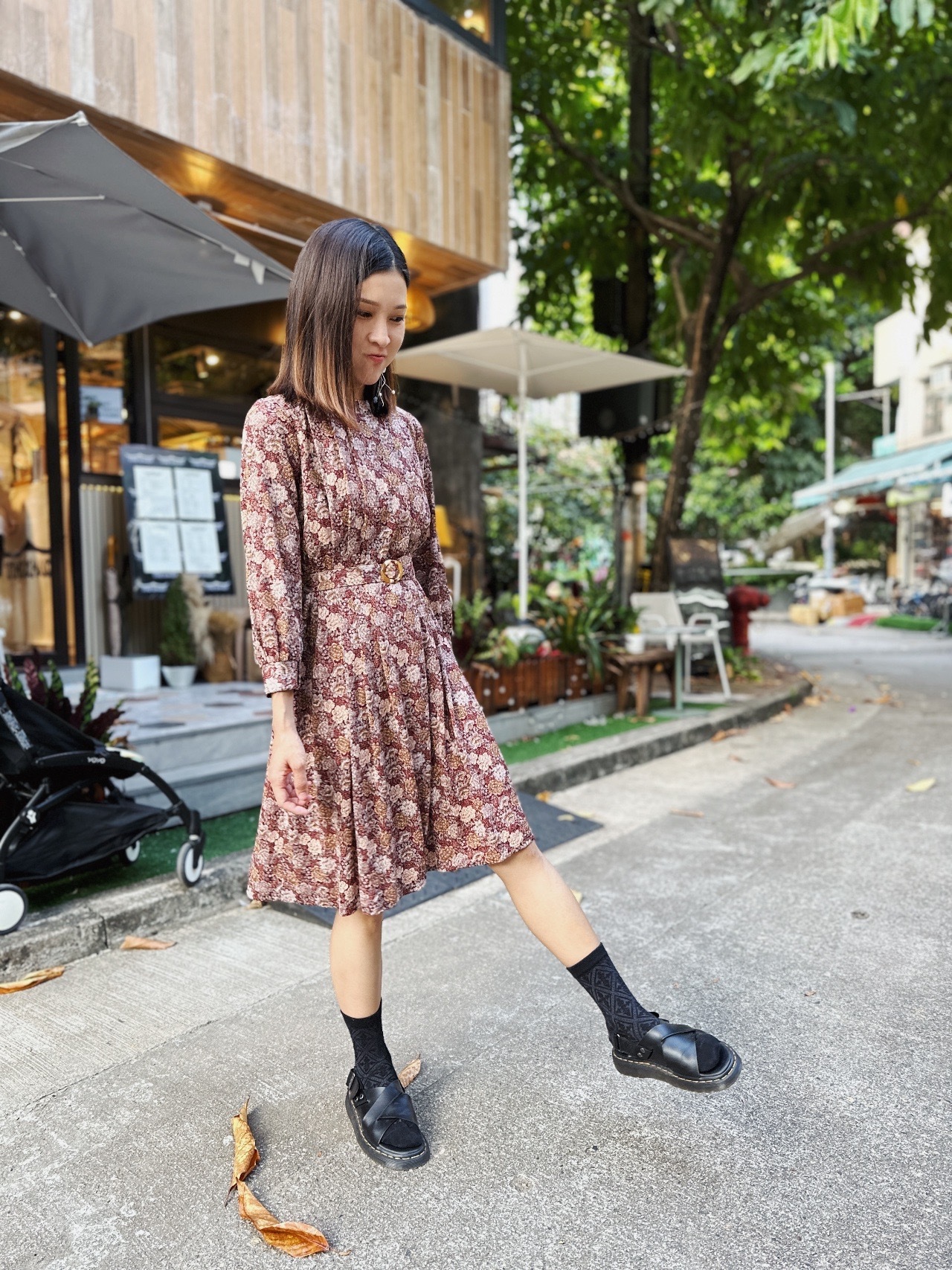 酒紅色蕾絲通花長袖連身裙