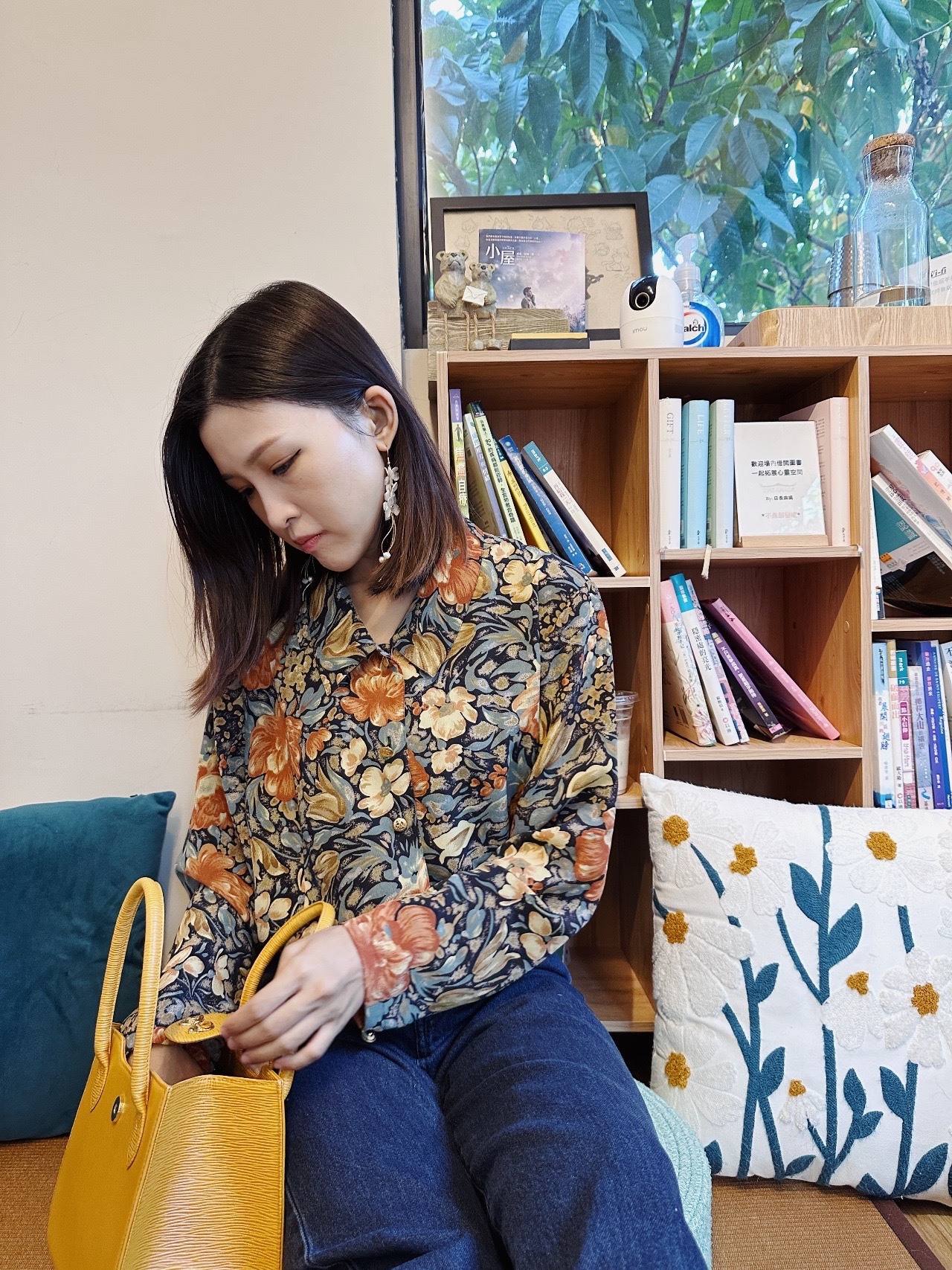 油畫風大花配金色縷空鈕扣上衣