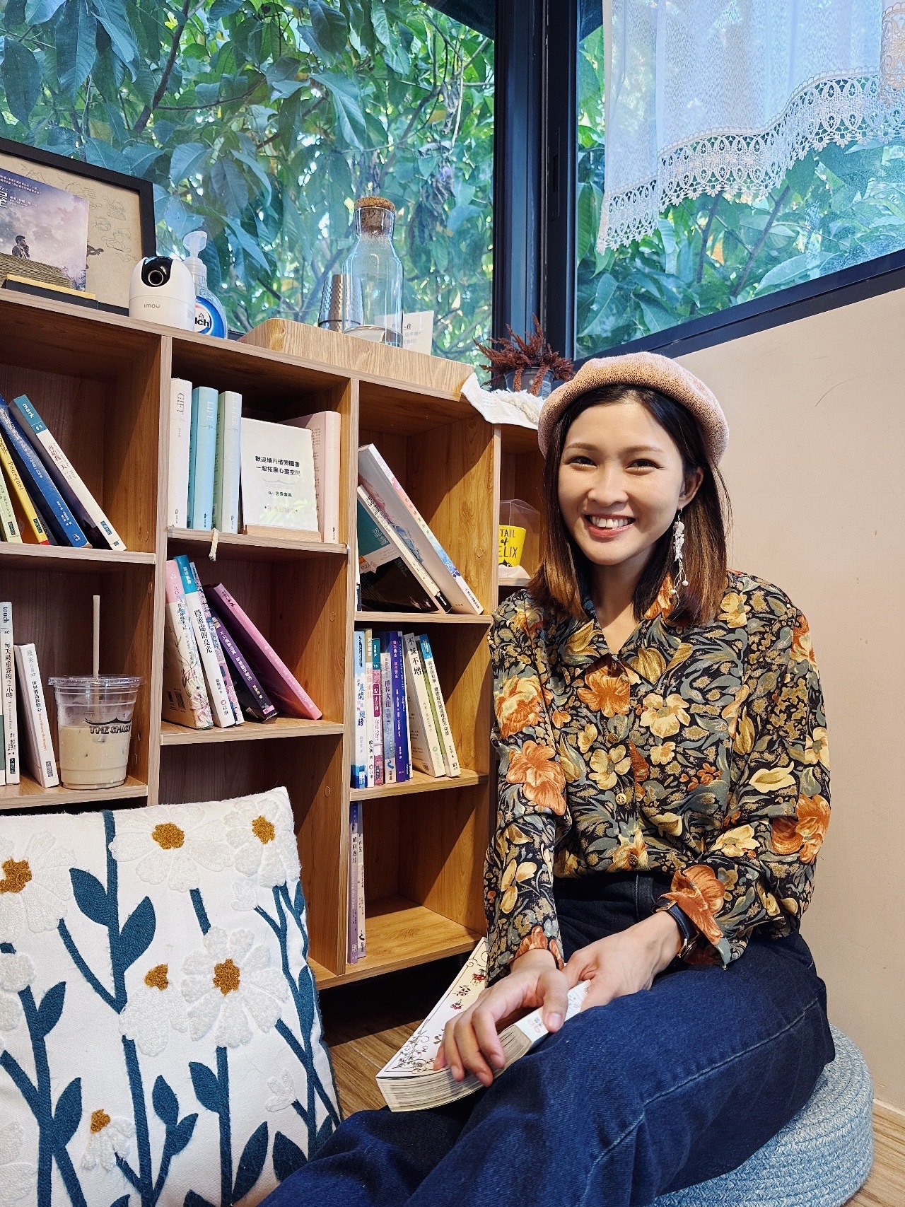 油畫風大花配金色縷空鈕扣上衣