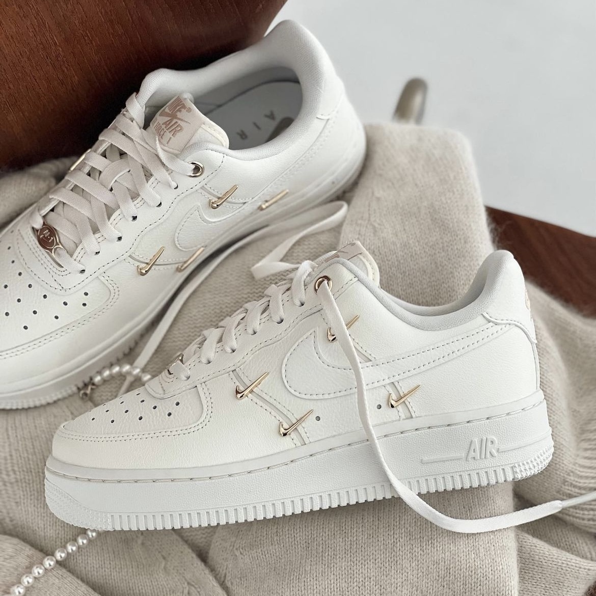 公式正規品!★ AIR FORCE 1 LOW LLIC GOLD (W) 楽天市場】エア フォース 1 ゴールドの通販