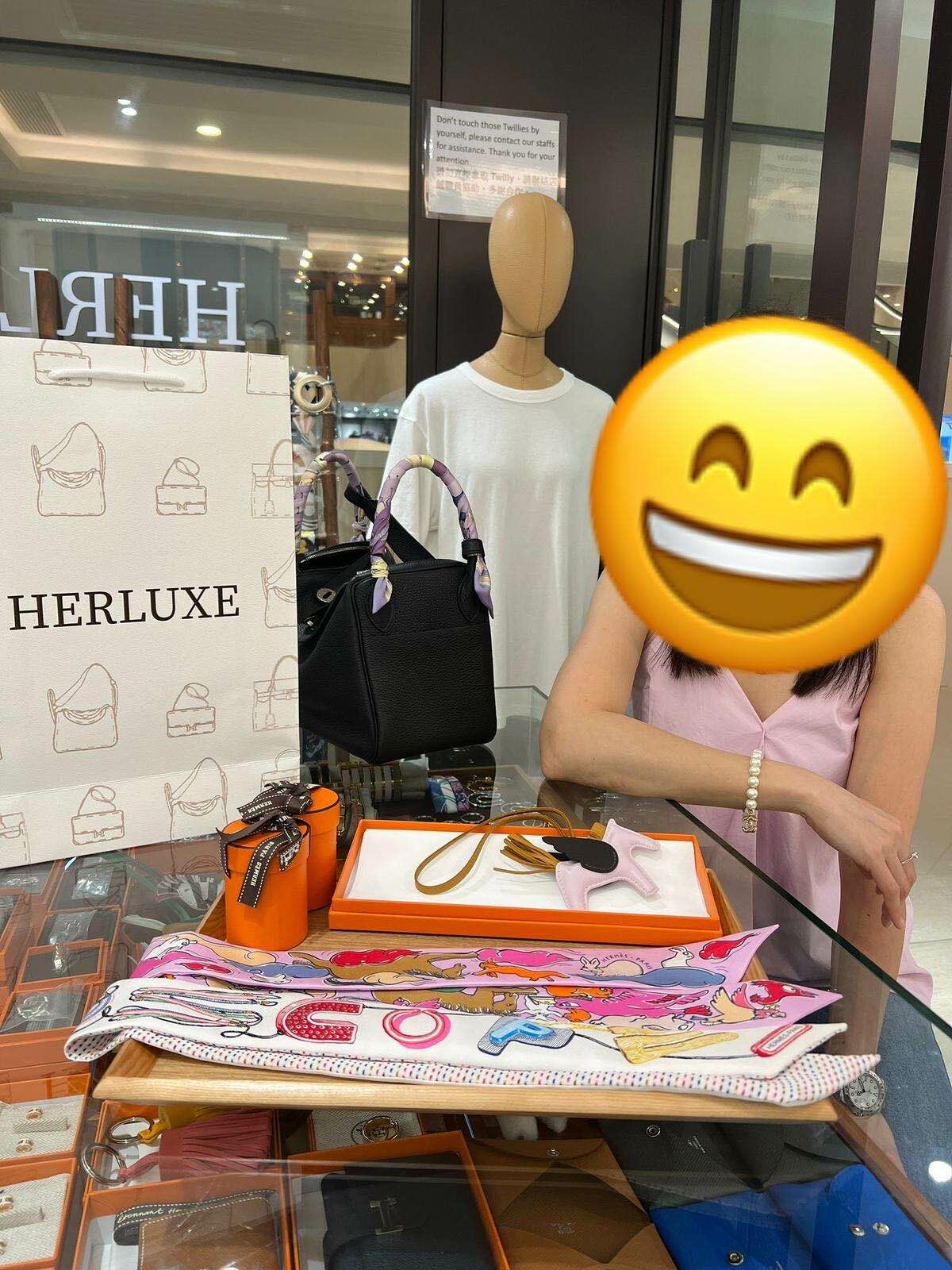 馬迷靚靚walk in來買咗飛馬同Twilly🎉 靚靚大讚HERLUXE服務好👍🏻 又有多現貨🉑選🤩 仲一直有關注我哋嘅新資訊📩 多謝你嘅支持🫶