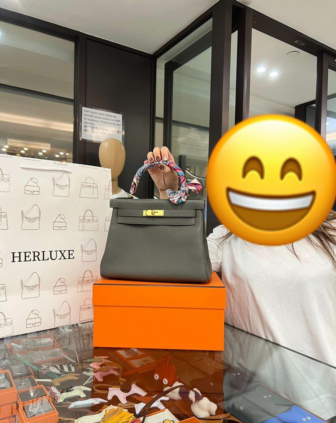 爽快靚靚來pick up Kelly 28積雨雲灰🌧 靚靚喜歡herluxe 價格美麗🤩 有訂貨服務 不用等太耐👍🏻 對實物非常滿意❤️ 靚靚係熟客介紹認識我哋嘅💕 對k28黑金很有興趣🫰仲表示下次會再幫襯我哋🥰 強勁嘅實力總能吸引到優質客人🤗 多謝你嘅支持與信任🫶💪