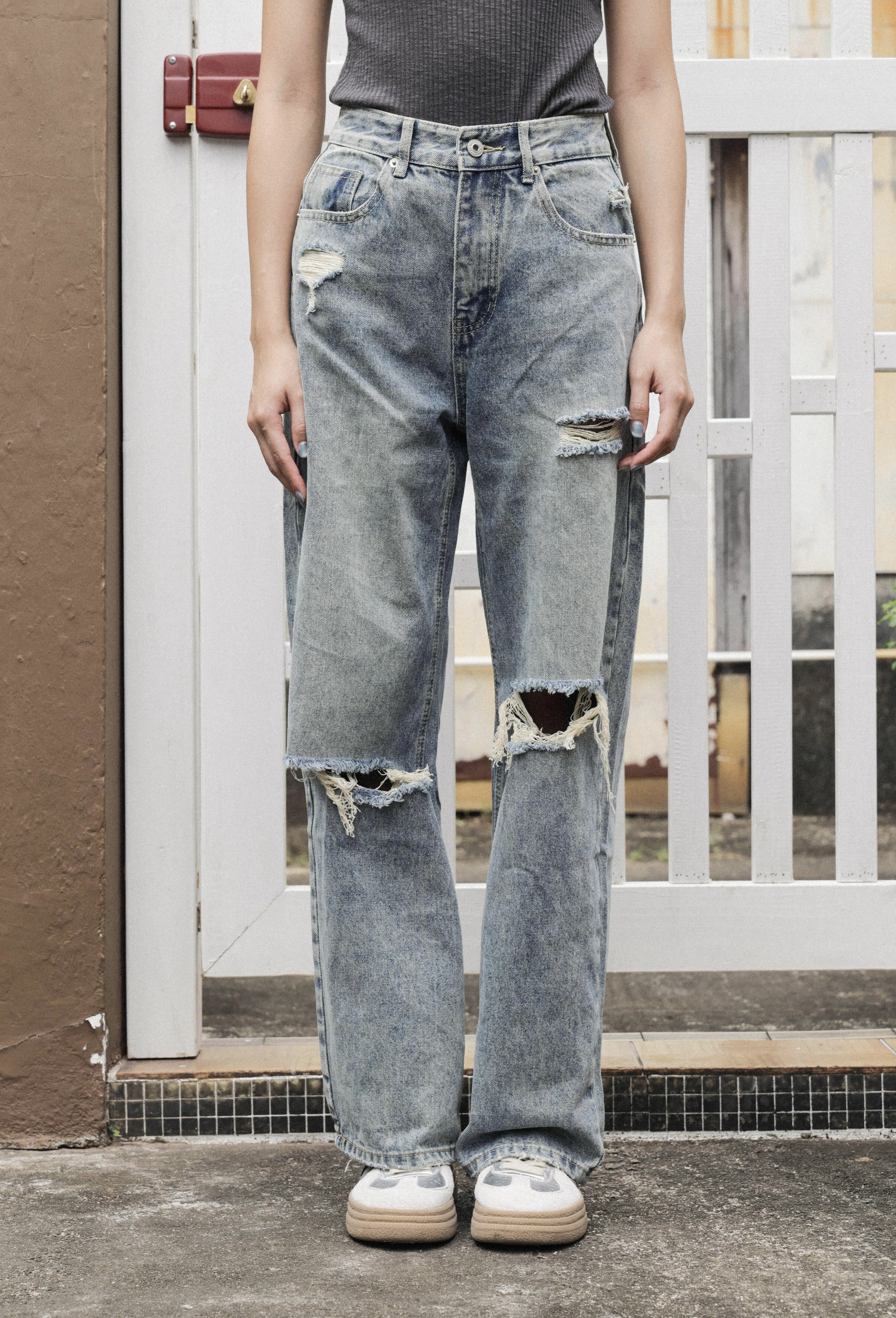 雙膝破洞霉舊洗水牛仔褲 (現貨款式）