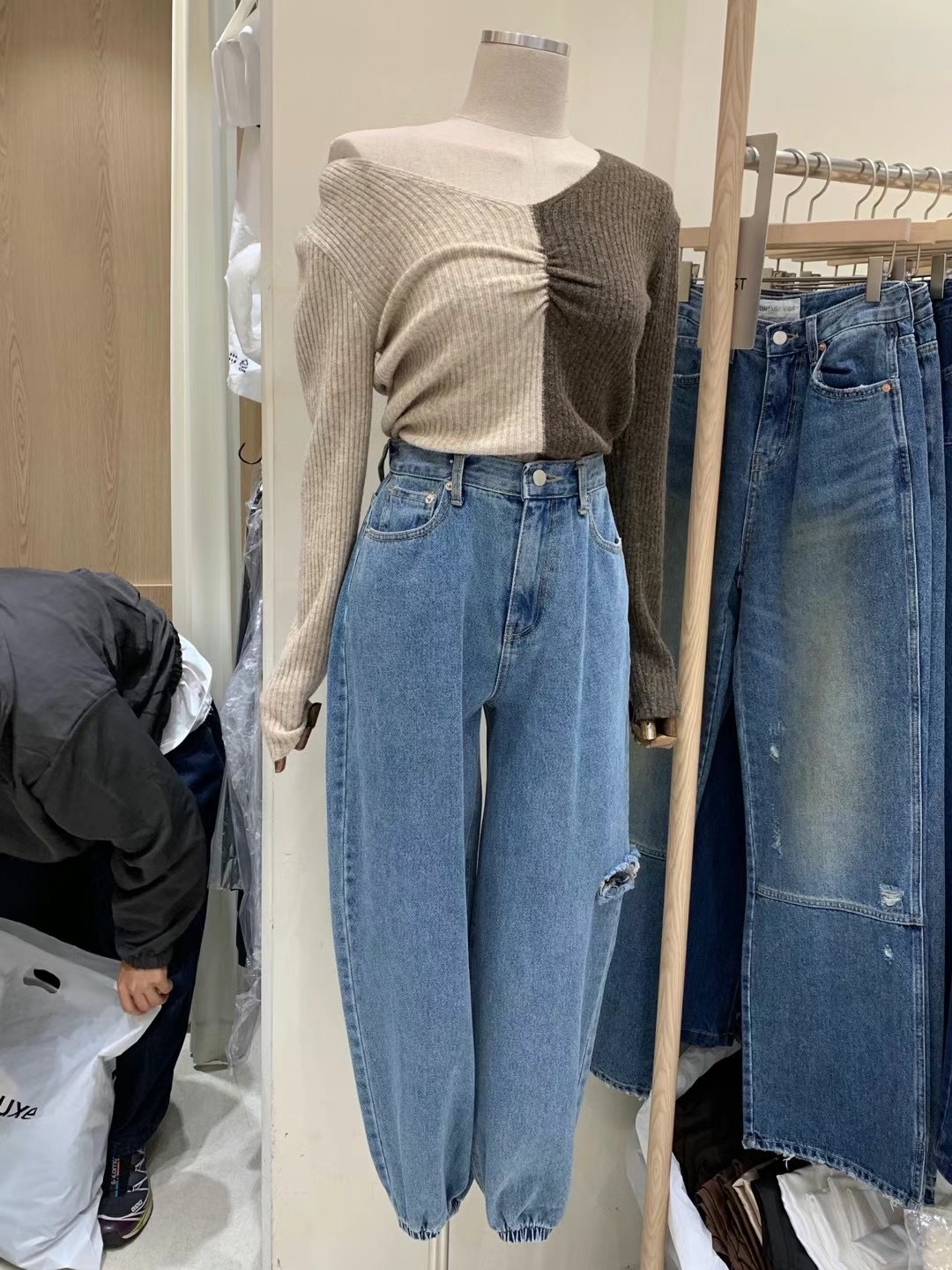 10.8 破洞束腳牛仔褲