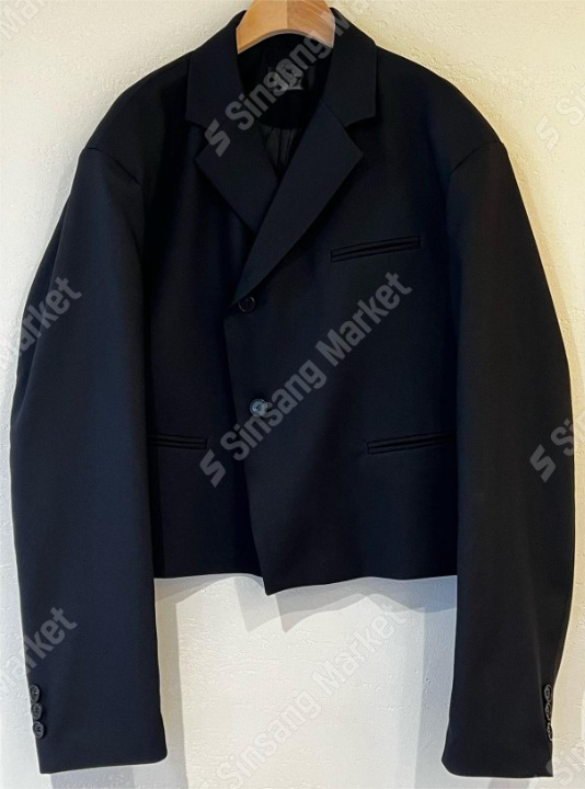 斜裁短版西裝外套