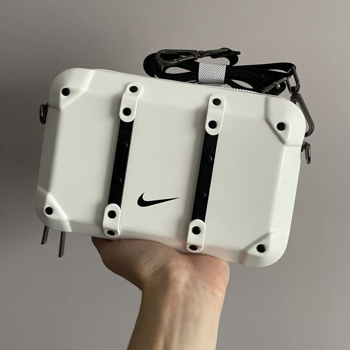 Nike 鍊條包 白色 國外限定 側背包 硬殼行李箱小包 可調式雙背帶