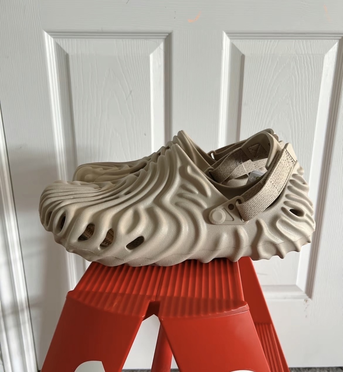 Salehe Bembury x Crocs Pollex Clog 指紋洞洞鞋 奶茶