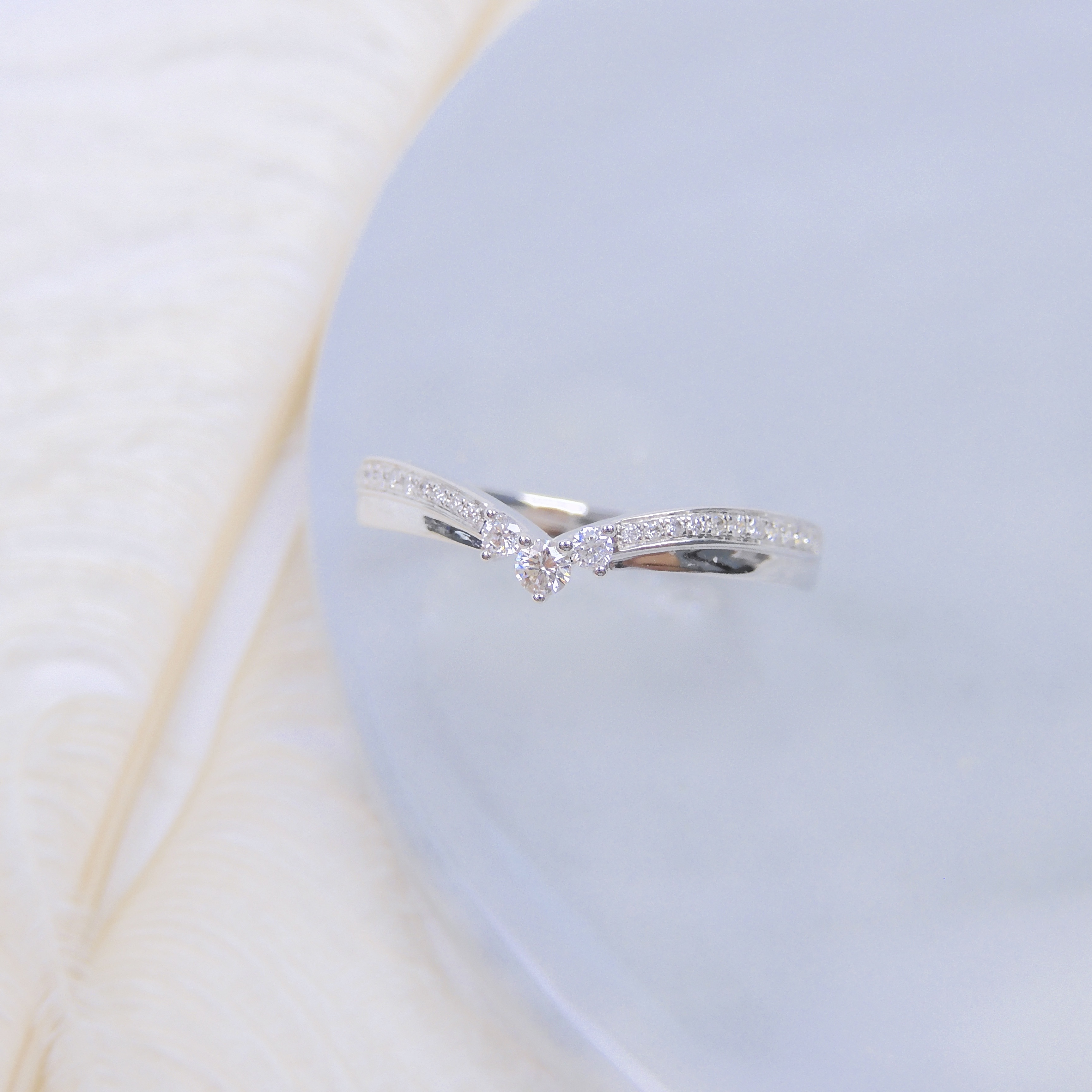 18K Gold 0.087ct Diamond Ring