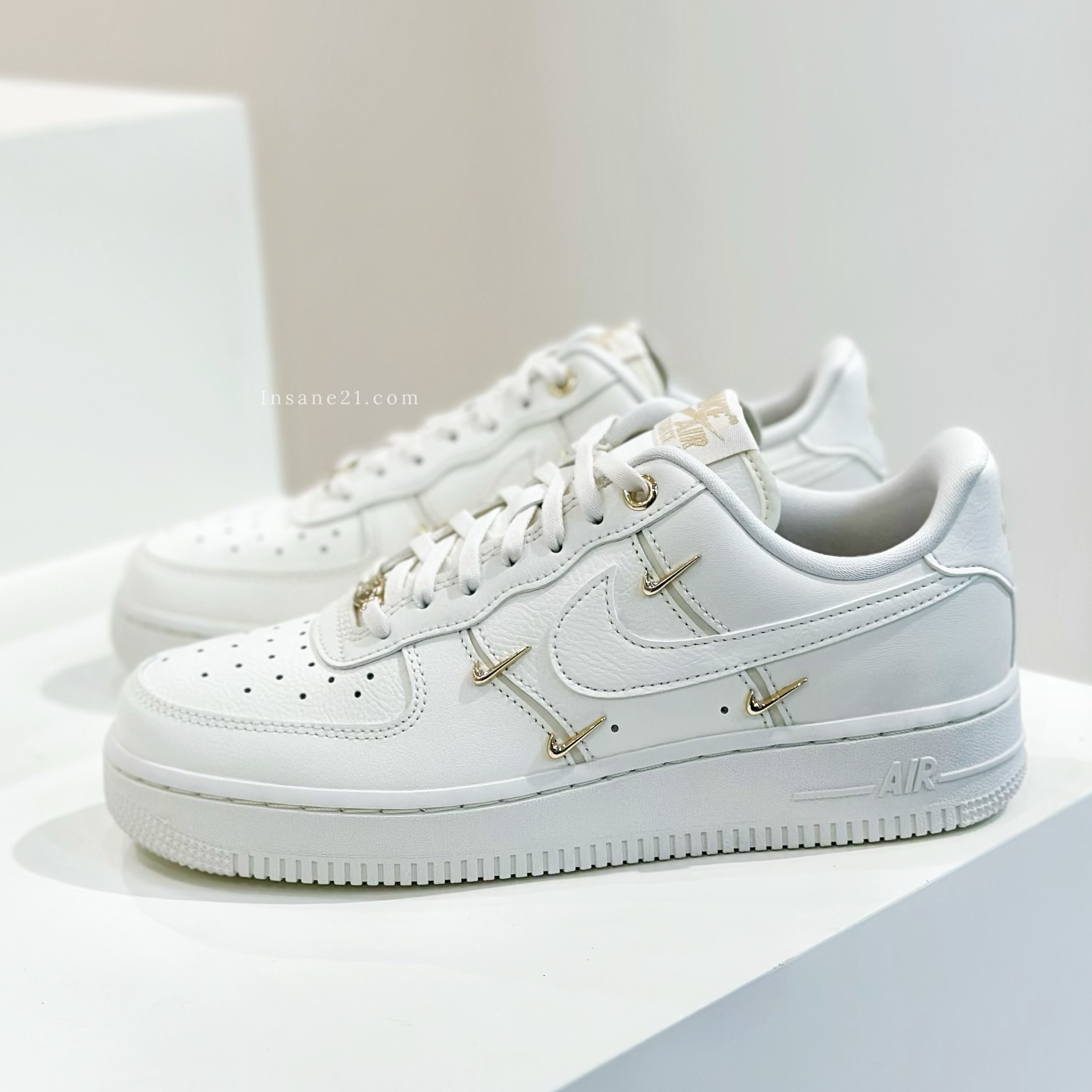 NIKE AIR FORCE 1 LX GOLD SWOOSH 米色 小金勾 女鞋 休閒 FV3654-111