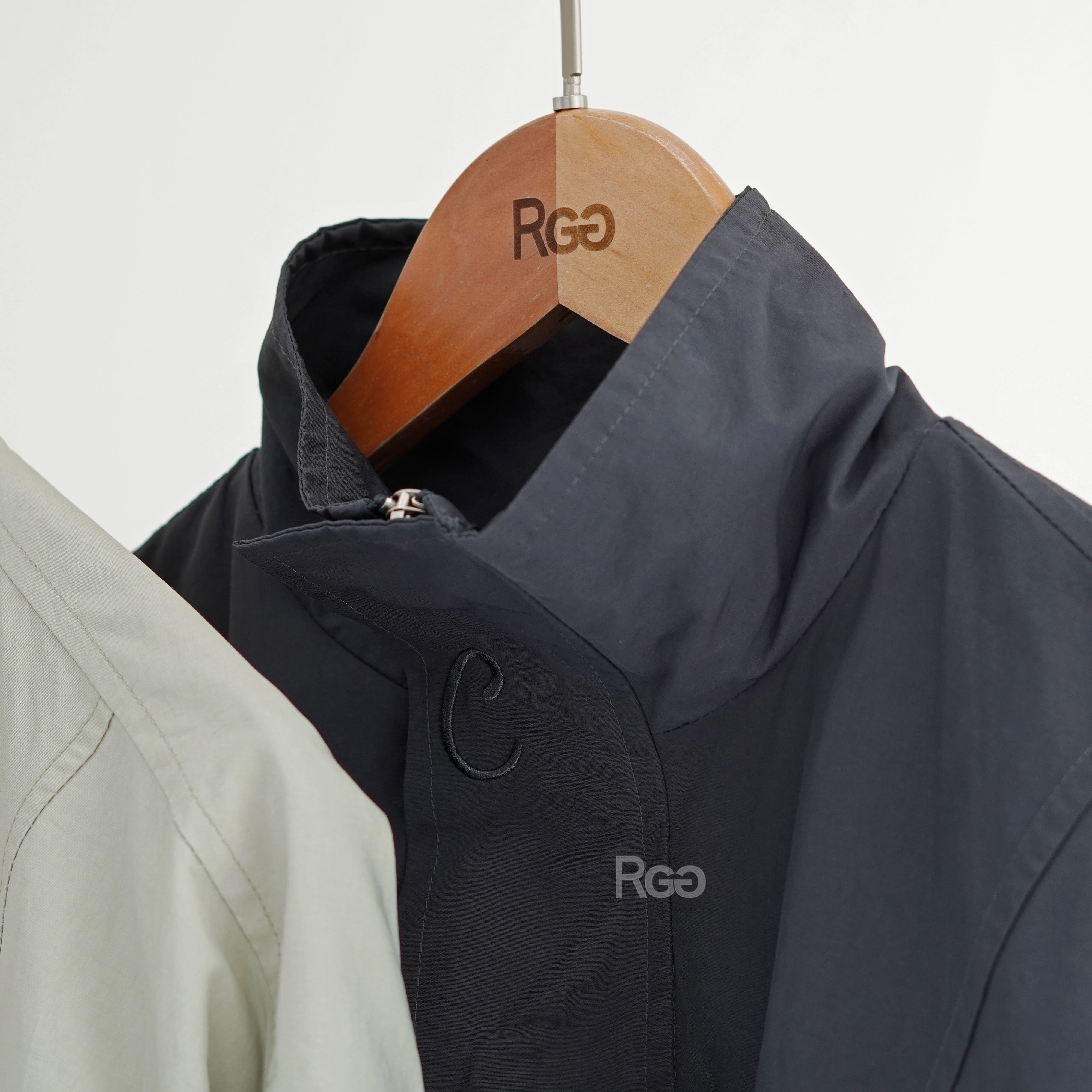 深灰下擺抽繩短版風衣外套領口細節照