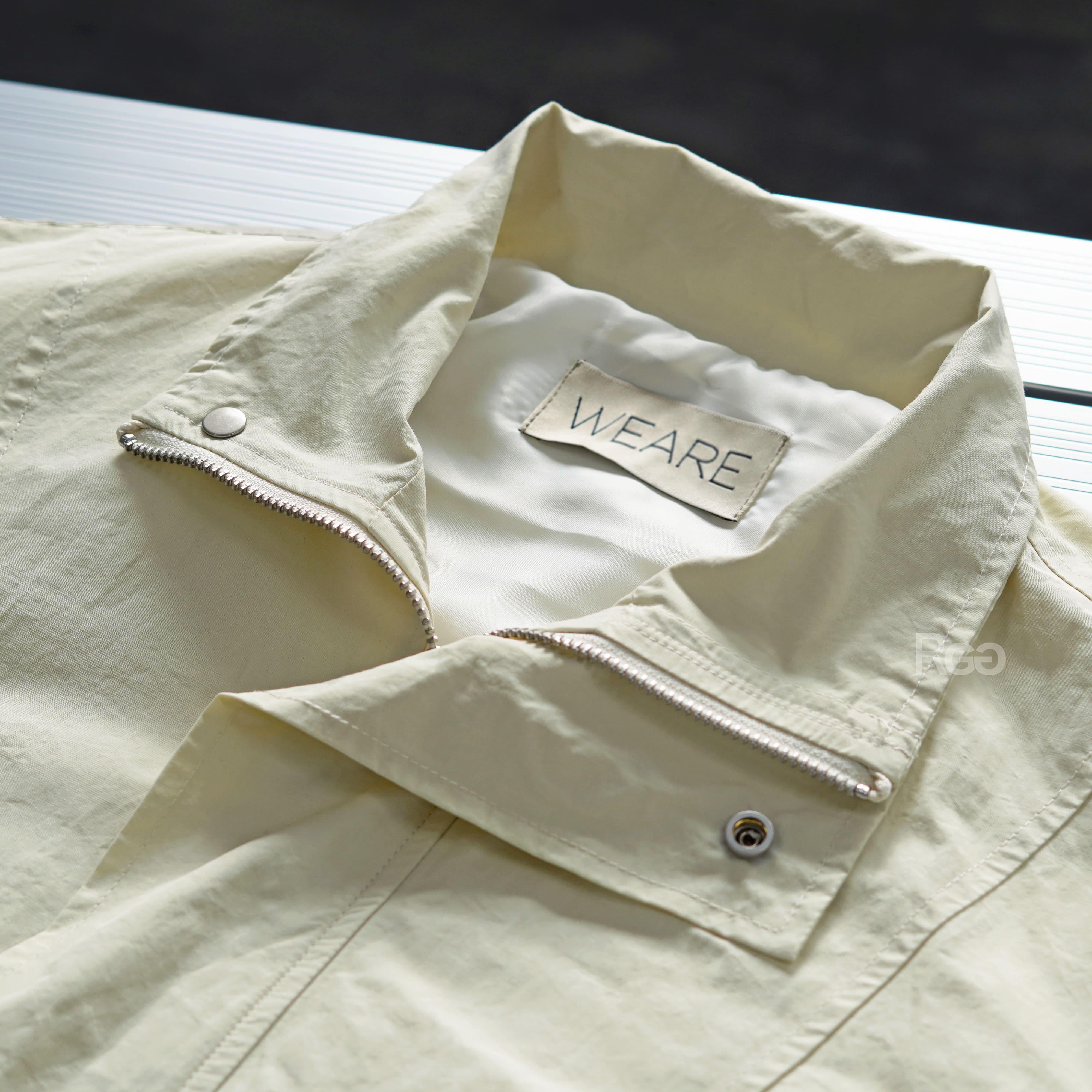 杏色下擺抽繩短版風衣外套領口細節照