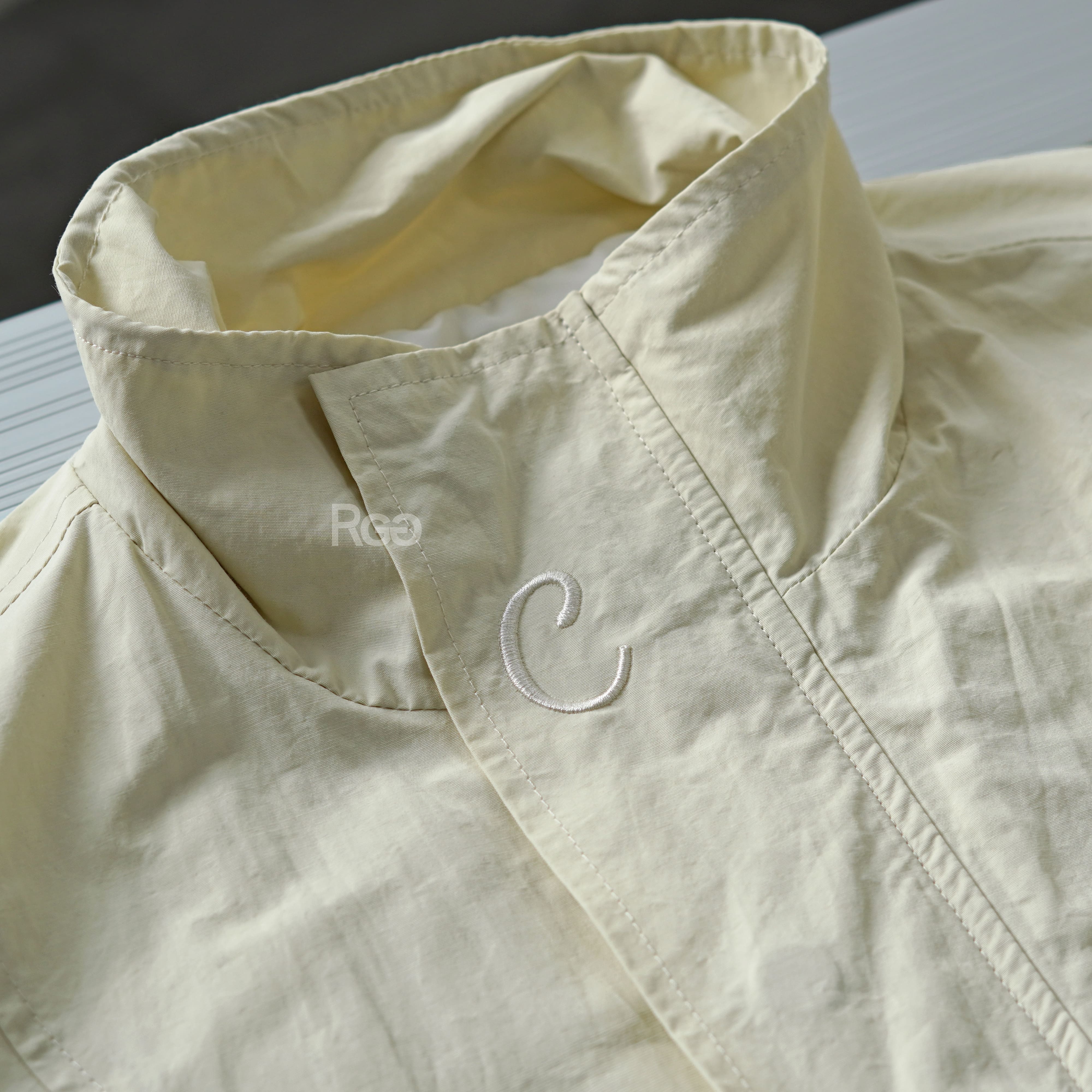 杏色下擺抽繩短版風衣外套領口細節照